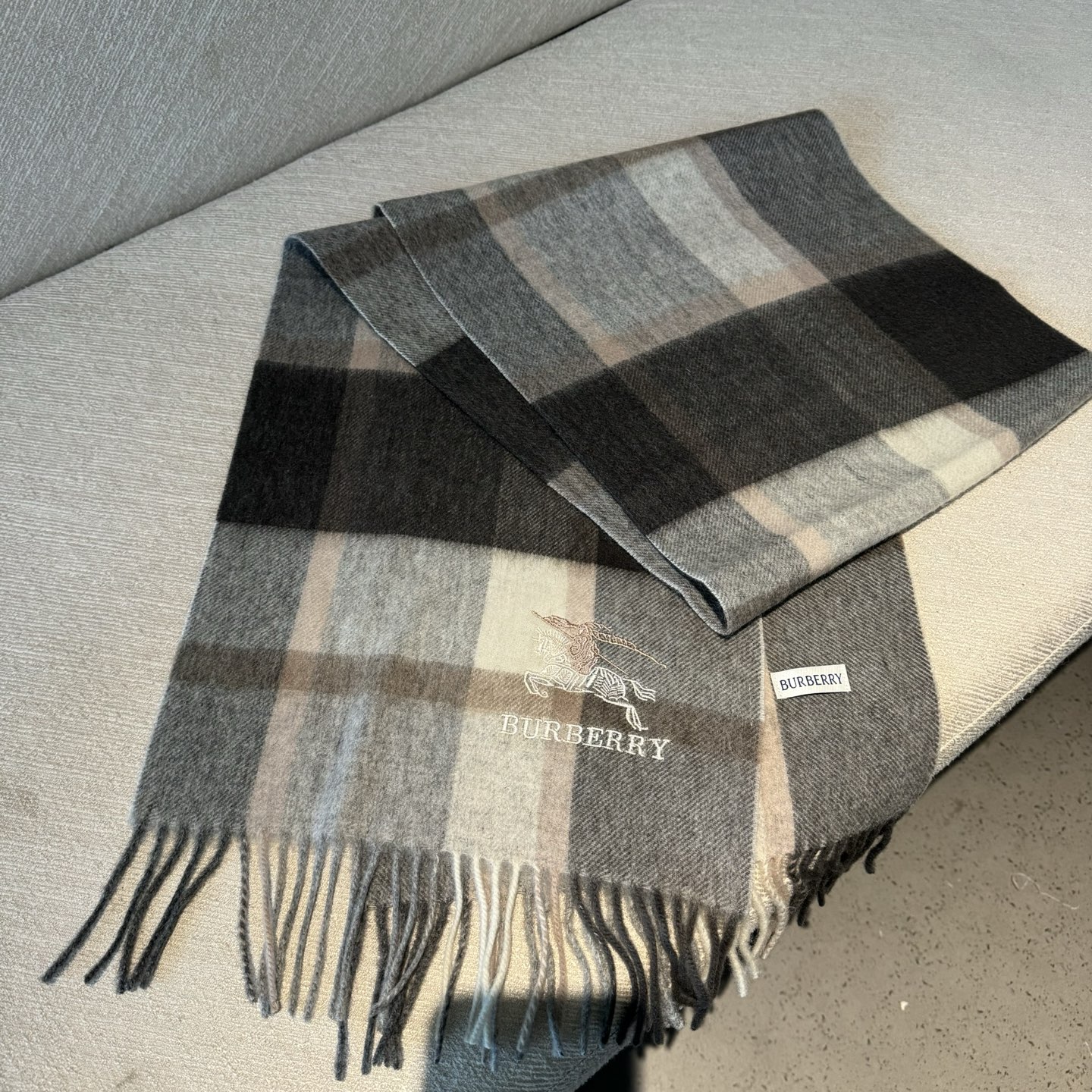 🆕Burberry · 巴宝莉格子围巾❗️男士福利 好看的要疯掉了，太有型太有魅力了❗️❗️非常斯文时尚