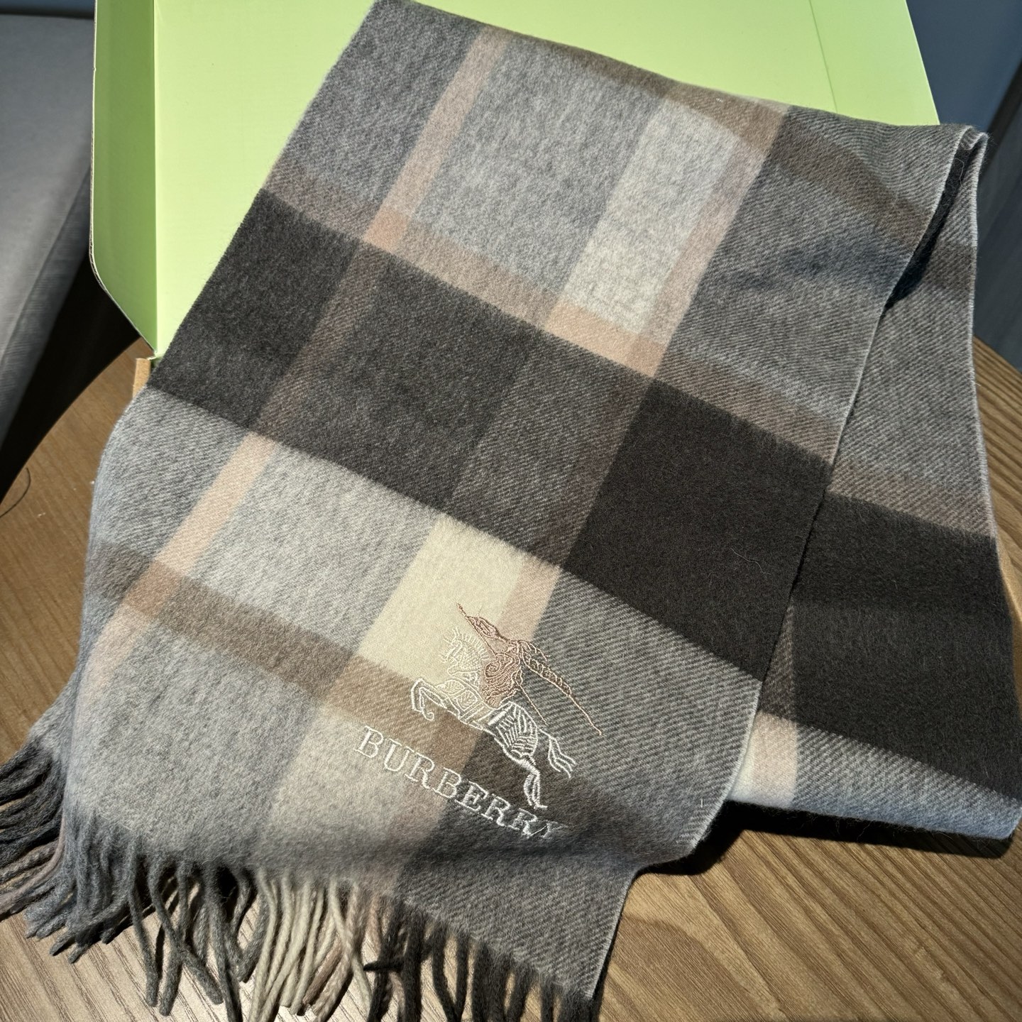 🆕Burberry · 巴宝莉格子围巾❗️男士福利 好看的要疯掉了，太有型太有魅力了❗️❗️非常斯文时尚