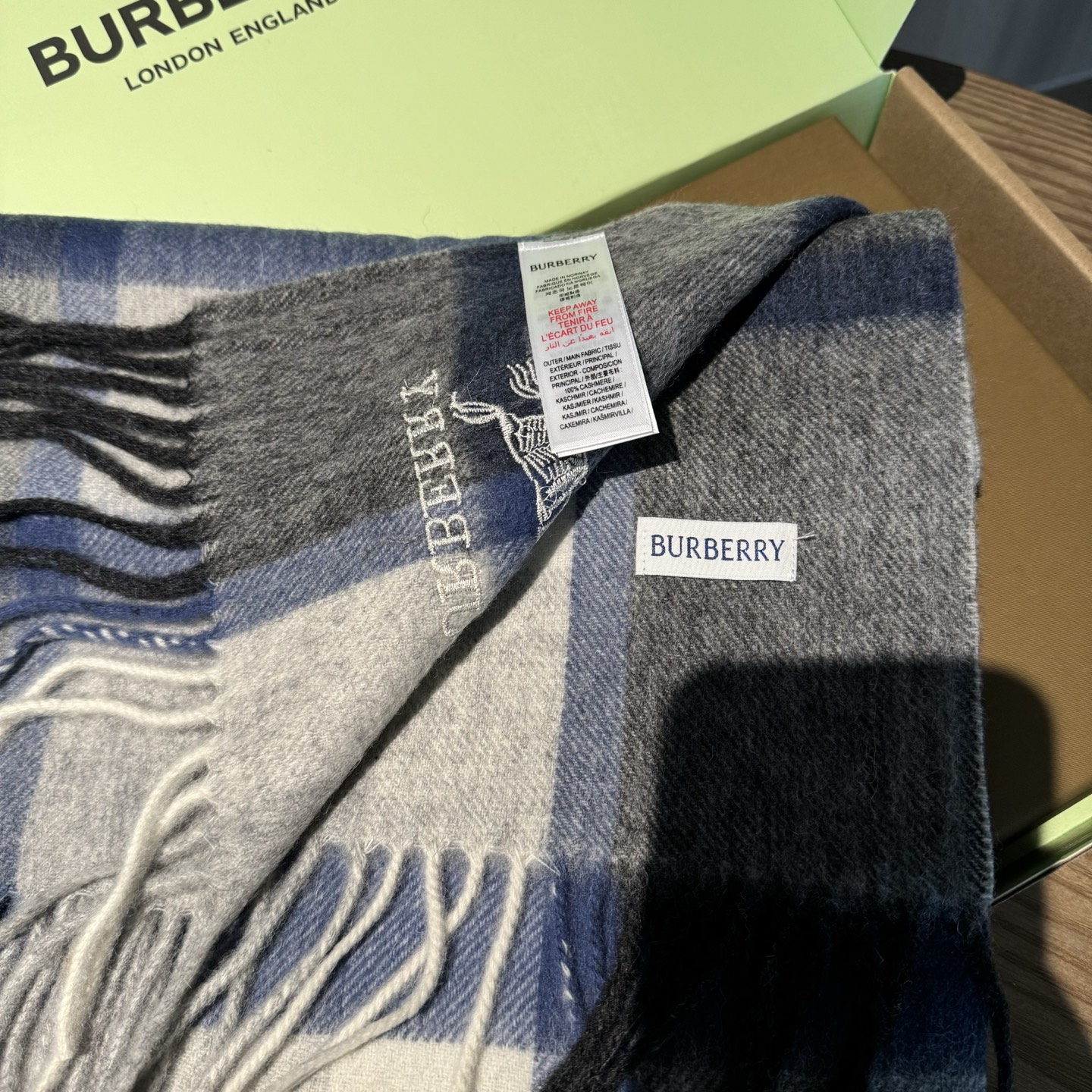 🆕Burberry · 巴宝莉格子围巾❗️男士福利 好看的要疯掉了，太有型太有魅力了❗️❗️非常斯文时尚