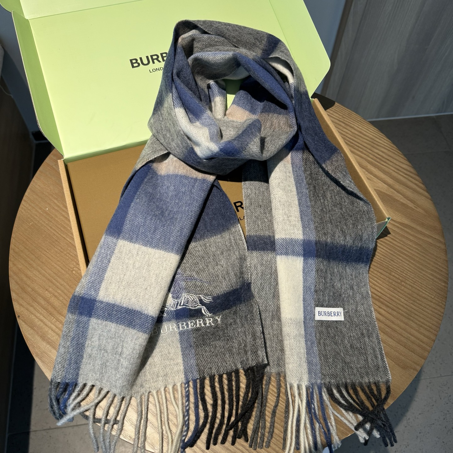 🆕Burberry · 巴宝莉格子围巾❗️男士福利 好看的要疯掉了，太有型太有魅力了❗️❗️非常斯文时尚