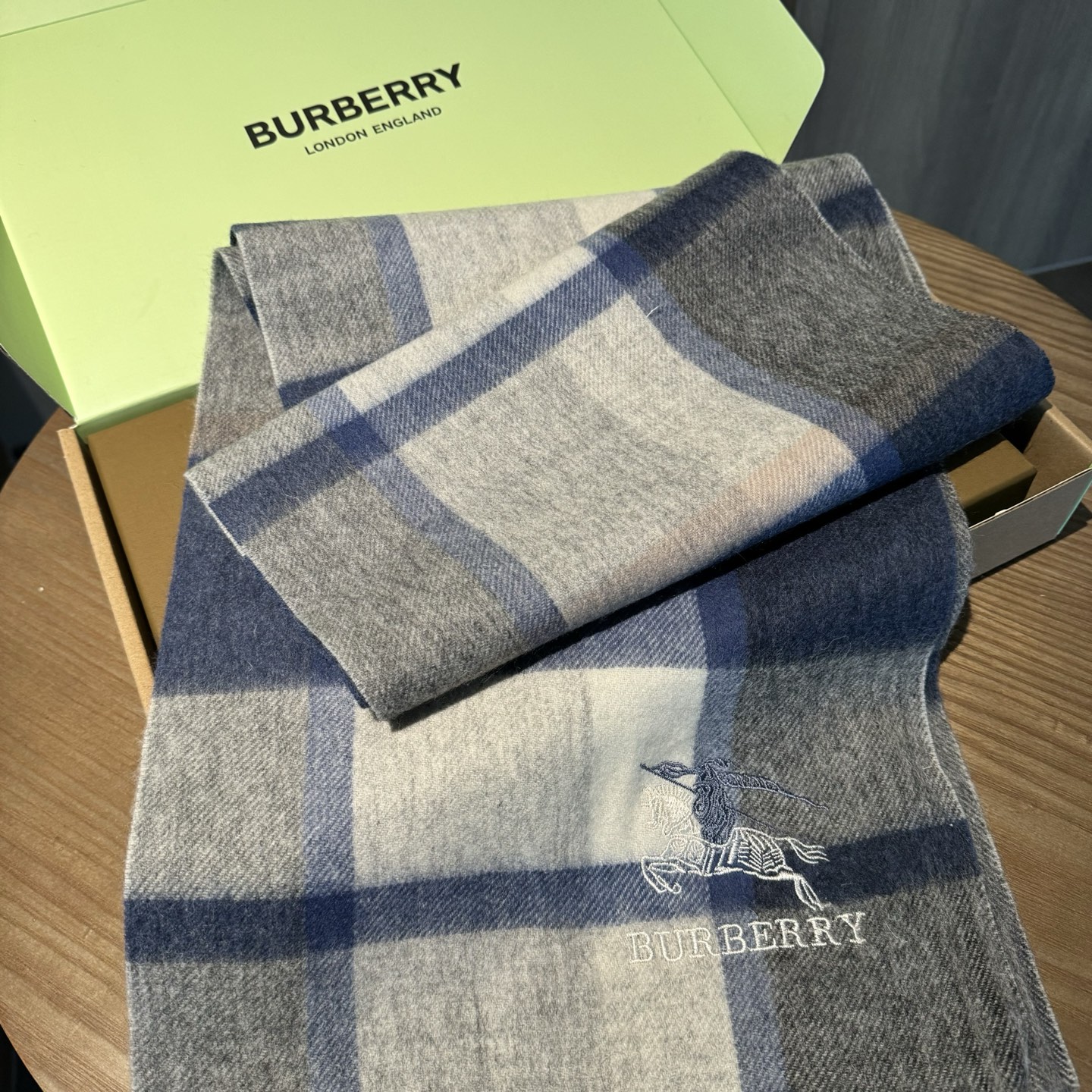 🆕Burberry · 巴宝莉格子围巾❗️男士福利 好看的要疯掉了，太有型太有魅力了❗️❗️非常斯文时尚