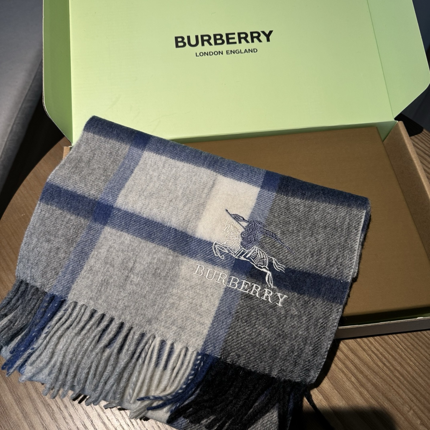 🆕Burberry · 巴宝莉格子围巾❗️男士福利 好看的要疯掉了，太有型太有魅力了❗️❗️非常斯文时尚
