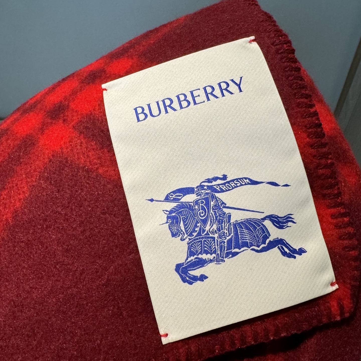 高品质出货 👍🔥好卖🎁冬天的尾巴黑马围巾全智贤同款巴宝莉格纹帽子羔毛围巾上架秒空！100%羊绒 ！尺寸：