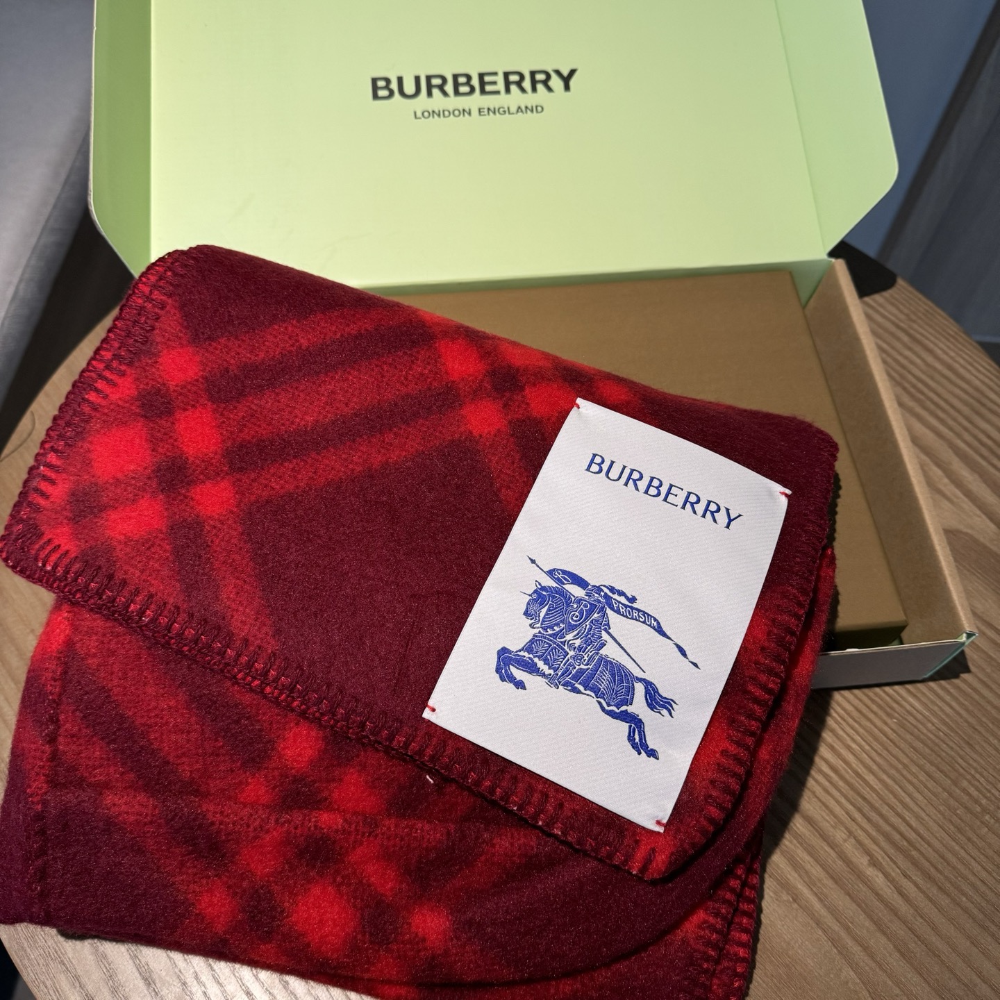 高品质出货 👍🔥好卖🎁冬天的尾巴黑马围巾全智贤同款巴宝莉格纹帽子羔毛围巾上架秒空！100%羊绒 ！尺寸：