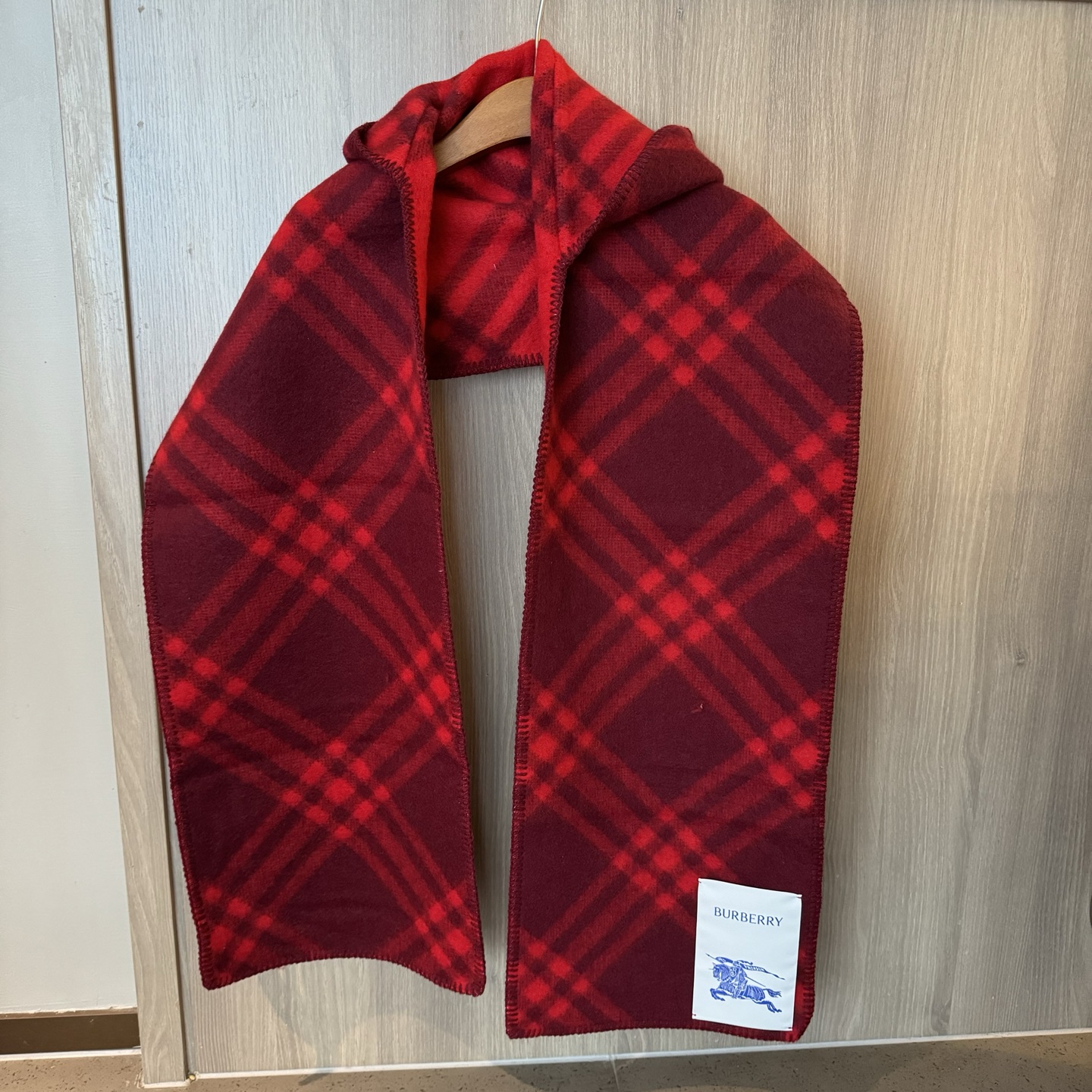 高品质出货 👍🔥好卖🎁冬天的尾巴黑马围巾全智贤同款巴宝莉格纹帽子羔毛围巾上架秒空！100%羊绒 ！尺寸：