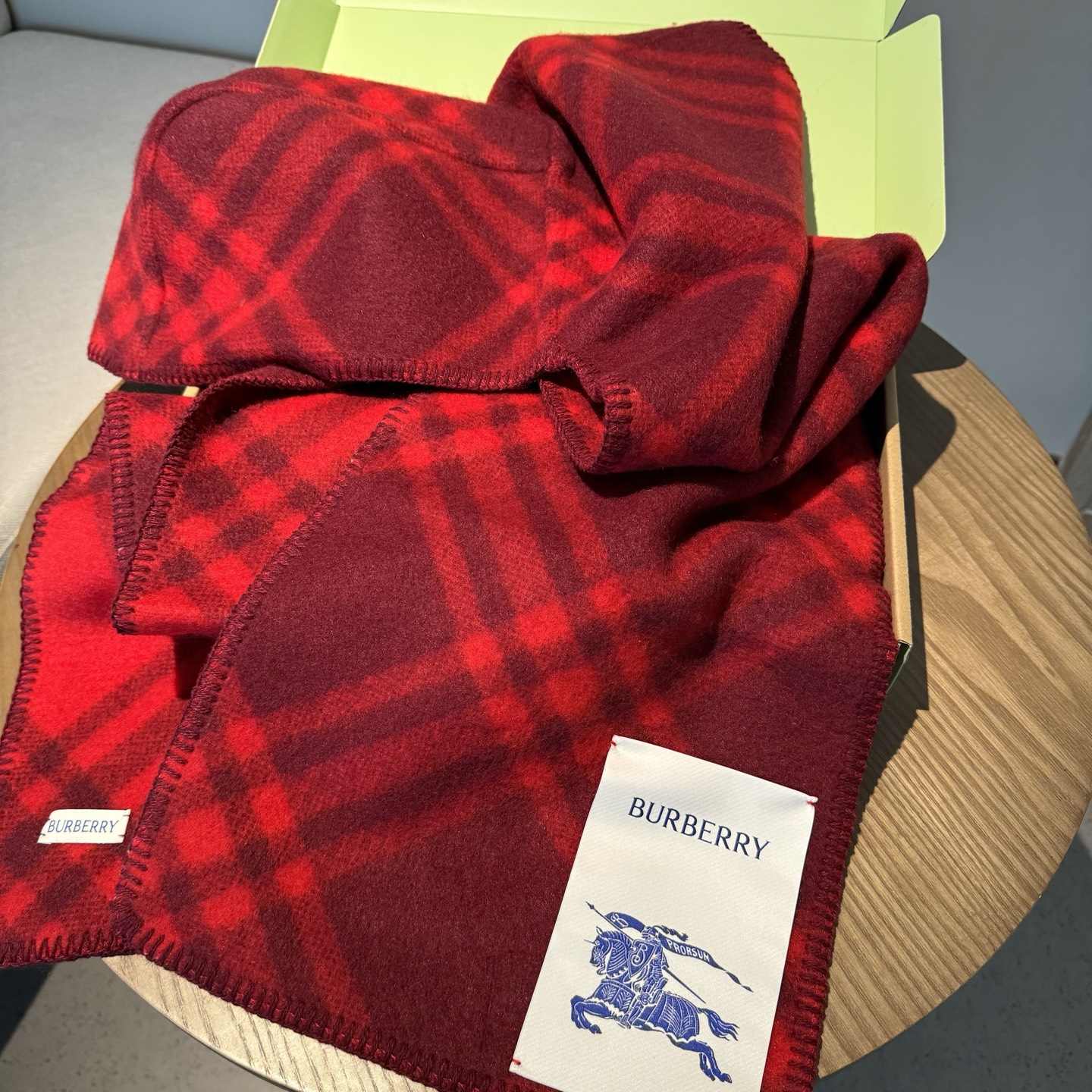 高品质出货 👍🔥好卖🎁冬天的尾巴黑马围巾全智贤同款巴宝莉格纹帽子羔毛围巾上架秒空！100%羊绒 ！尺寸：