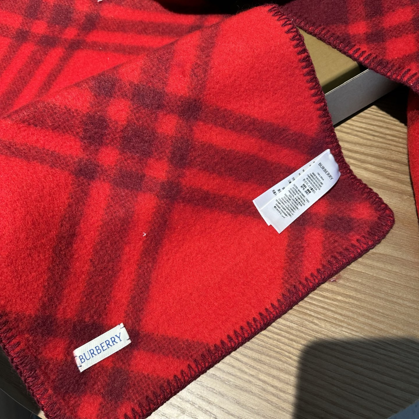 高品质出货 👍🔥好卖🎁冬天的尾巴黑马围巾全智贤同款巴宝莉格纹帽子羔毛围巾上架秒空！100%羊绒 ！尺寸：