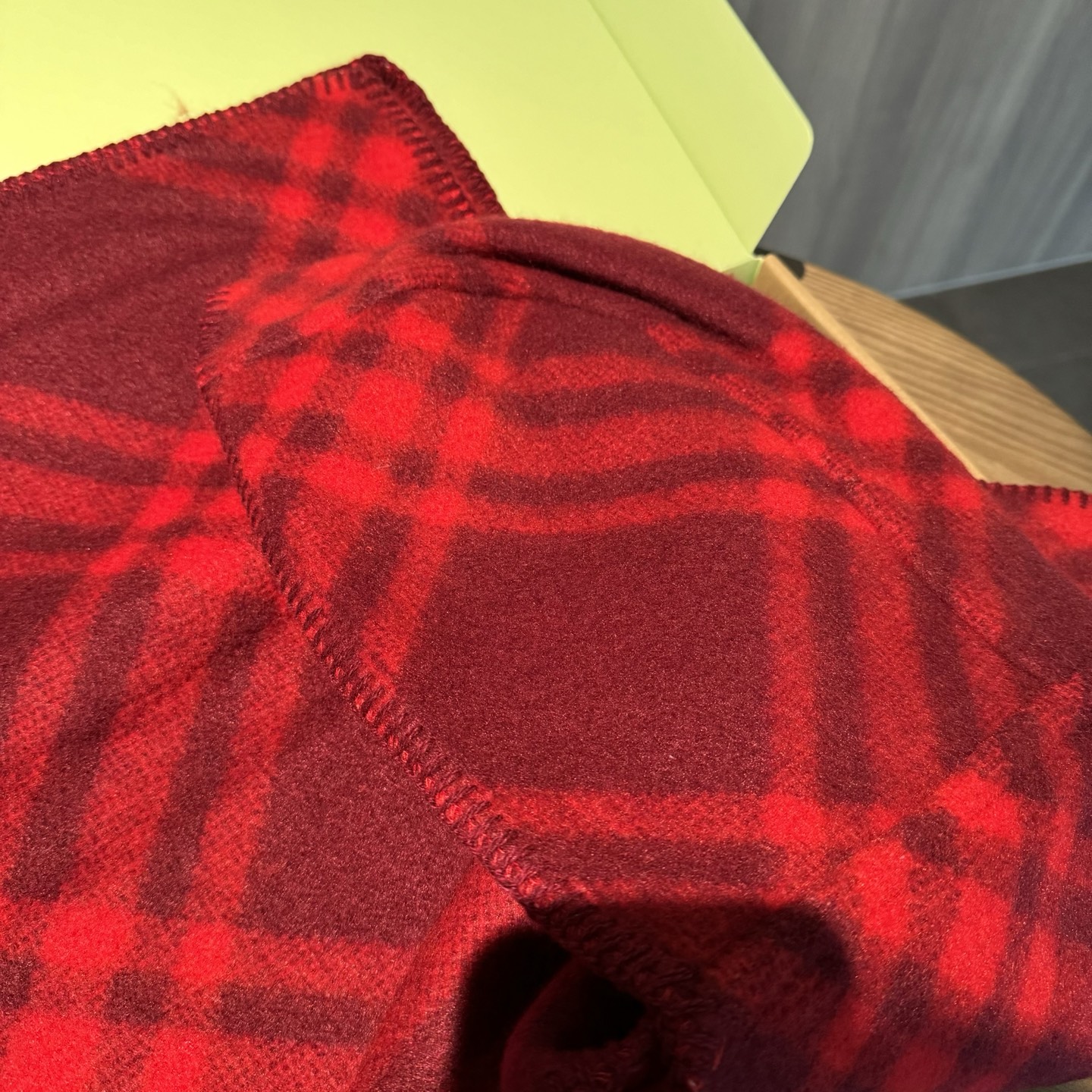 高品质出货 👍🔥好卖🎁冬天的尾巴黑马围巾全智贤同款巴宝莉格纹帽子羔毛围巾上架秒空！100%羊绒 ！尺寸：