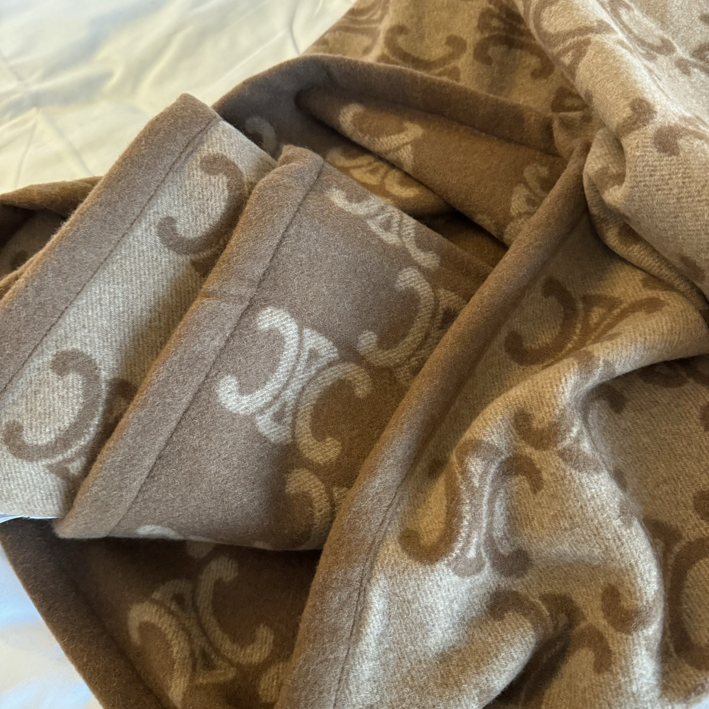 CE老花毯子今年最热度老花，绝对有赛琳的一席之地！大热美拉德暖色系配色，看到就觉得暖暖的，和秋冬季太配了