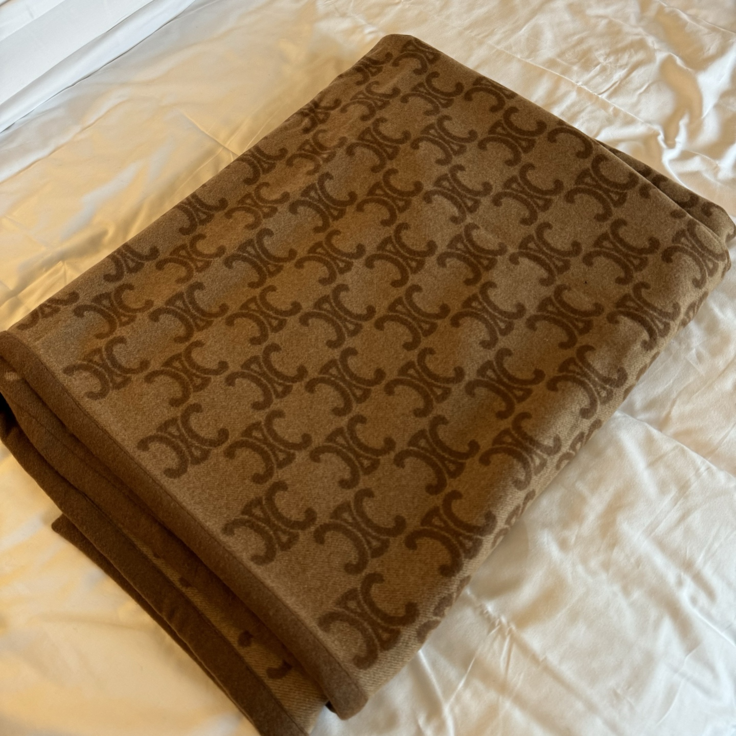 CE老花毯子今年最热度老花，绝对有赛琳的一席之地！大热美拉德暖色系配色，看到就觉得暖暖的，和秋冬季太配了