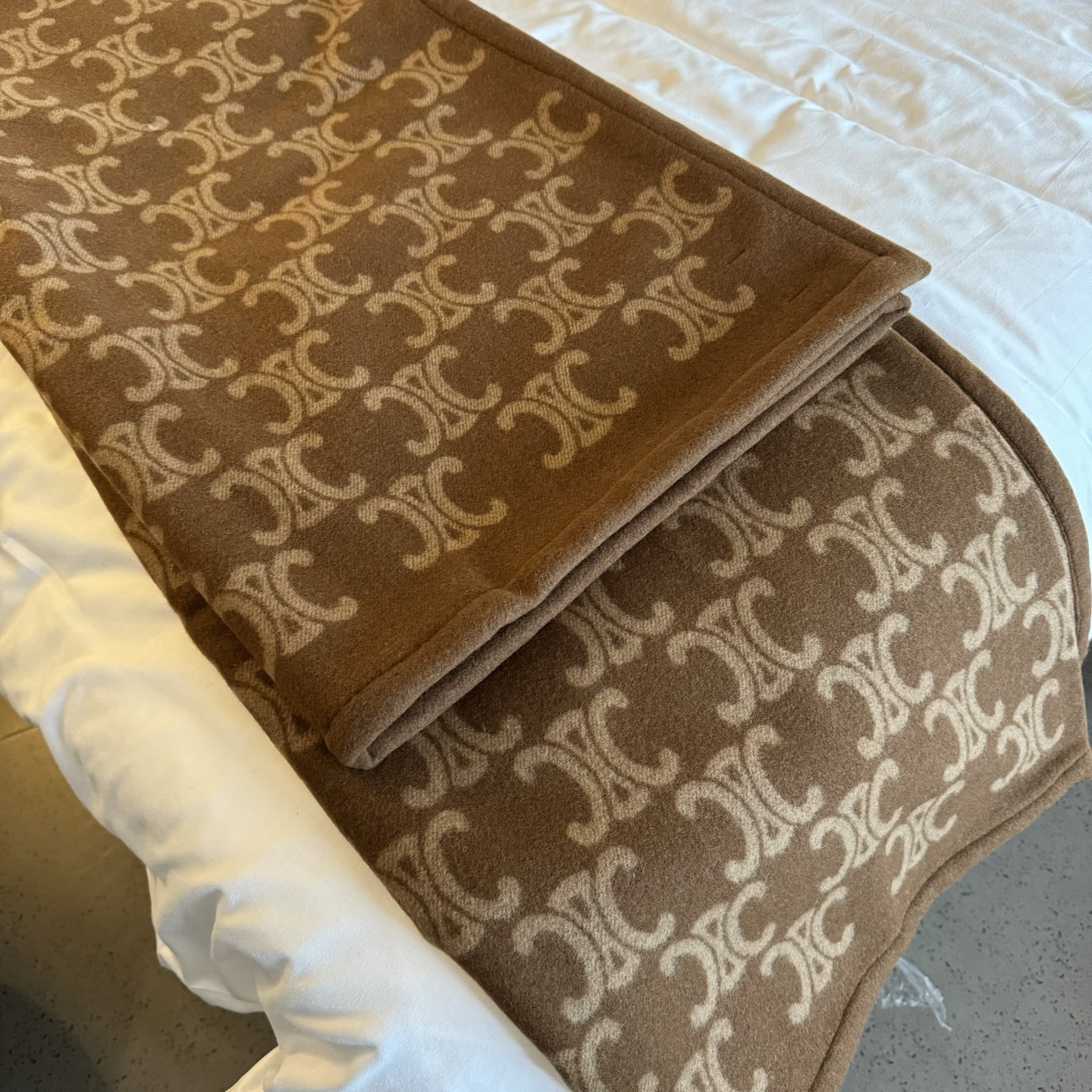 CE老花毯子今年最热度老花，绝对有赛琳的一席之地！大热美拉德暖色系配色，看到就觉得暖暖的，和秋冬季太配了