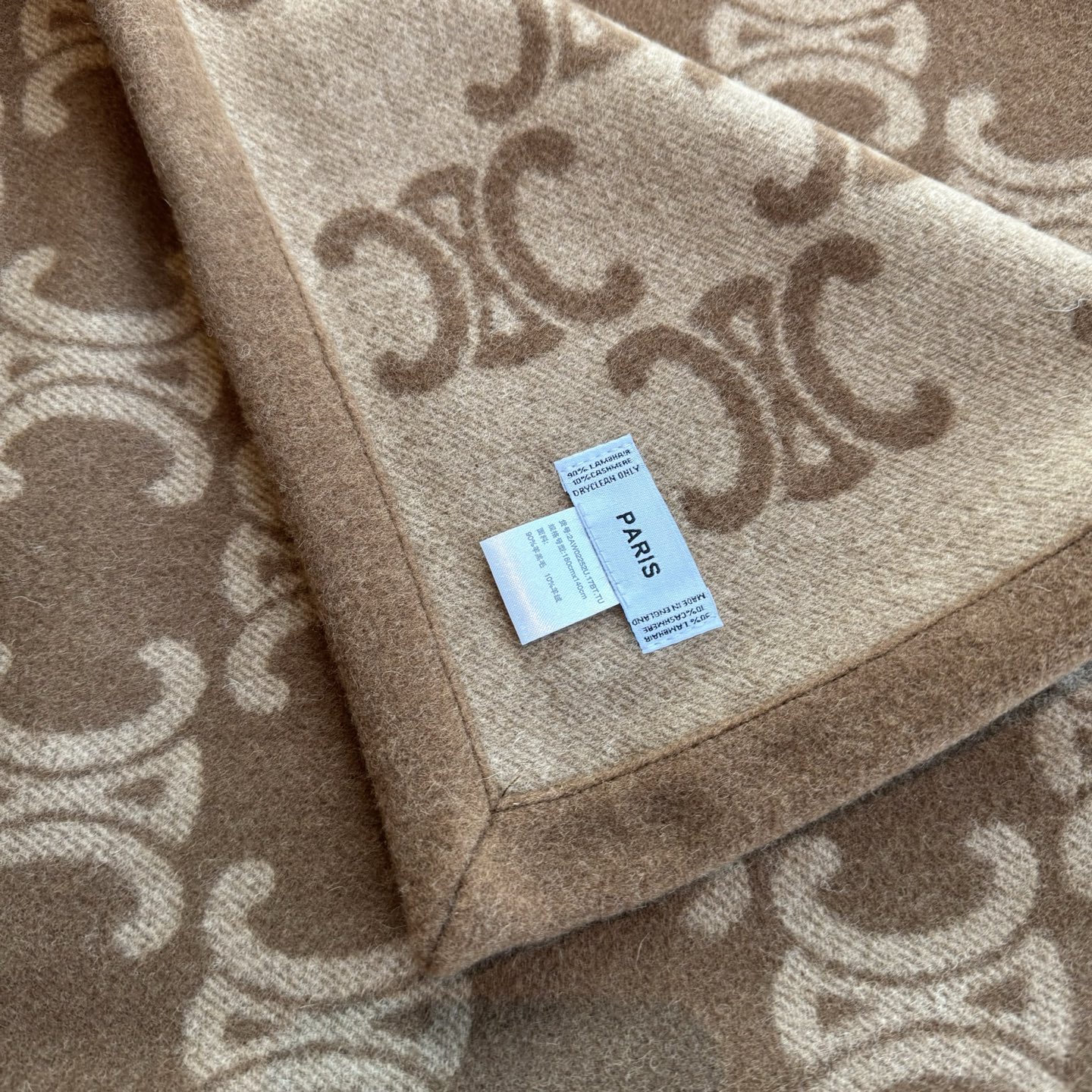 CE老花毯子今年最热度老花，绝对有赛琳的一席之地！大热美拉德暖色系配色，看到就觉得暖暖的，和秋冬季太配了