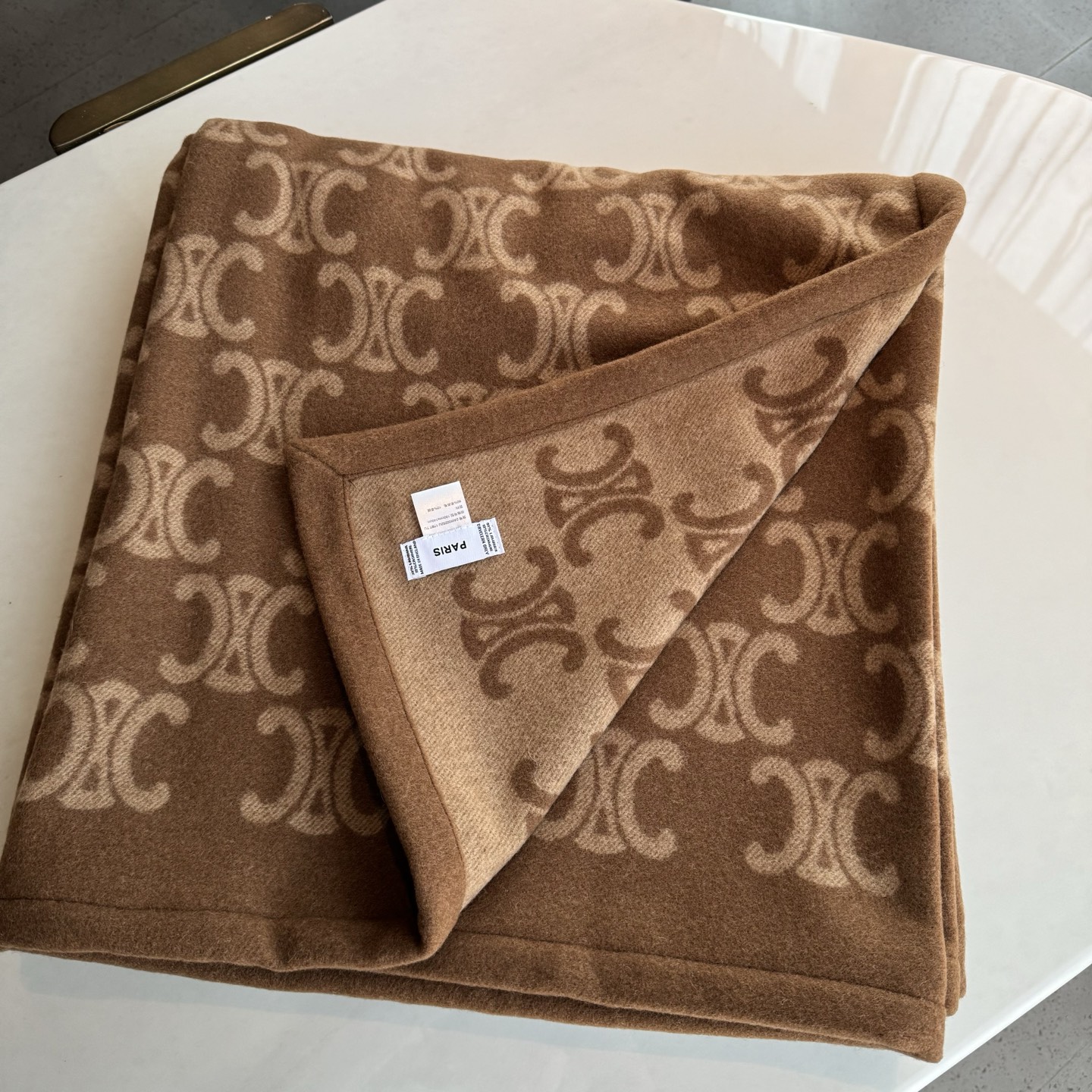 CE老花毯子今年最热度老花，绝对有赛琳的一席之地！大热美拉德暖色系配色，看到就觉得暖暖的，和秋冬季太配了