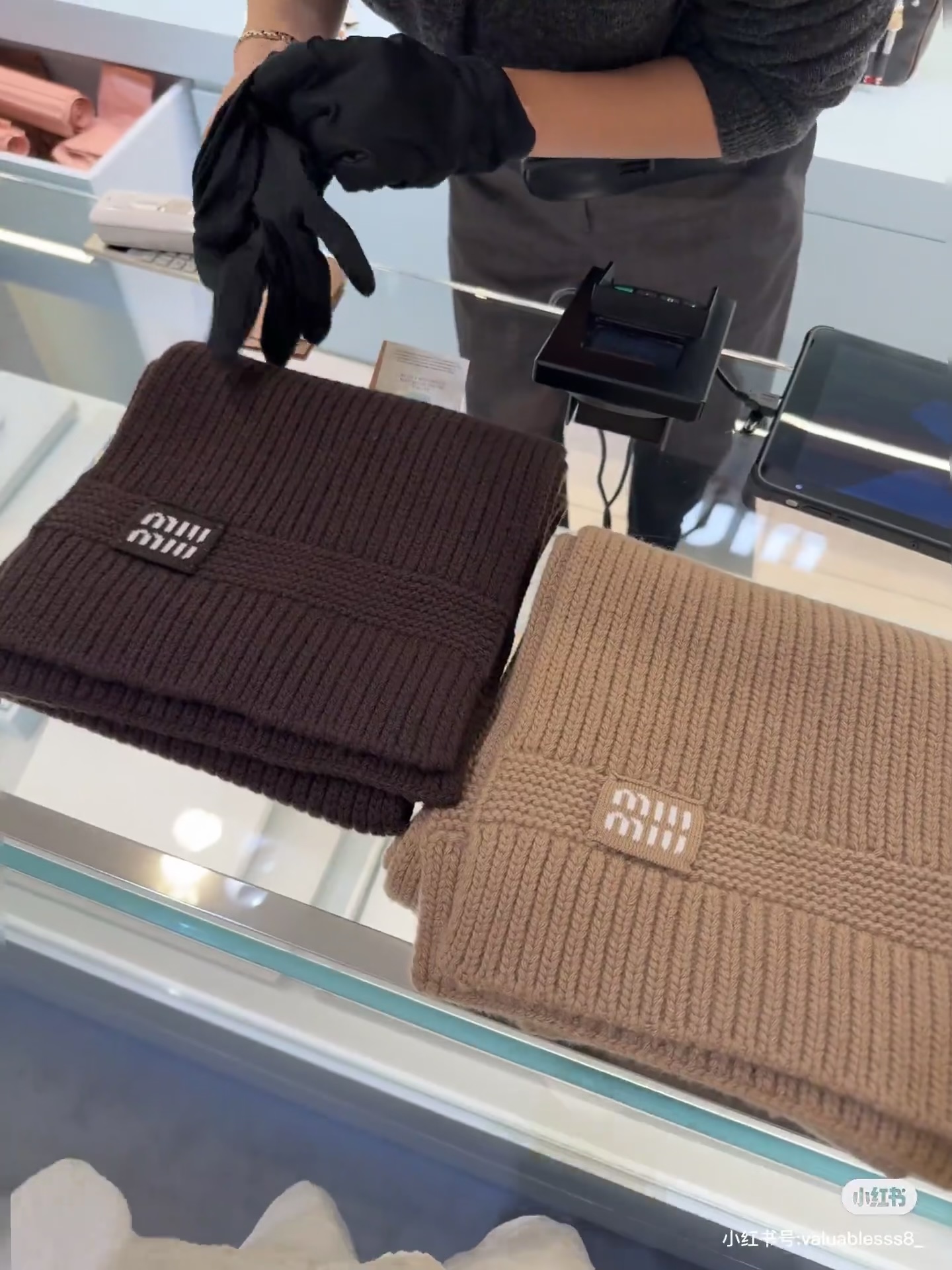 miumiu男女同款 又保暖又有质感的羊绒围巾，温暖一整个冬天，毛茸茸的好温暖，秋冬氛围感拉满，高级又好