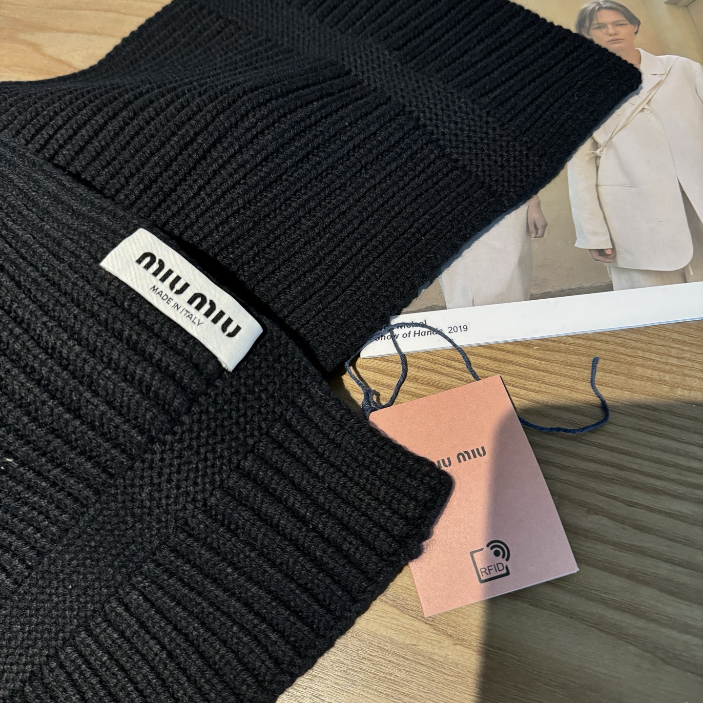 miumiu男女同款 又保暖又有质感的羊绒围巾，温暖一整个冬天，毛茸茸的好温暖，秋冬氛围感拉满，高级又好