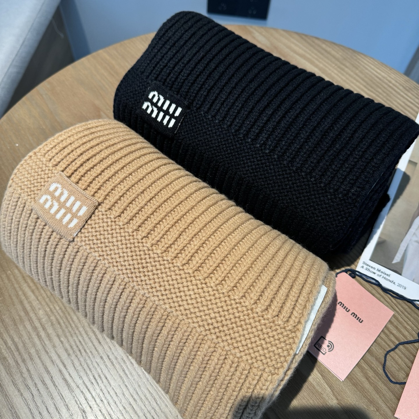 miumiu男女同款 又保暖又有质感的羊绒围巾，温暖一整个冬天，毛茸茸的好温暖，秋冬氛围感拉满，高级又好