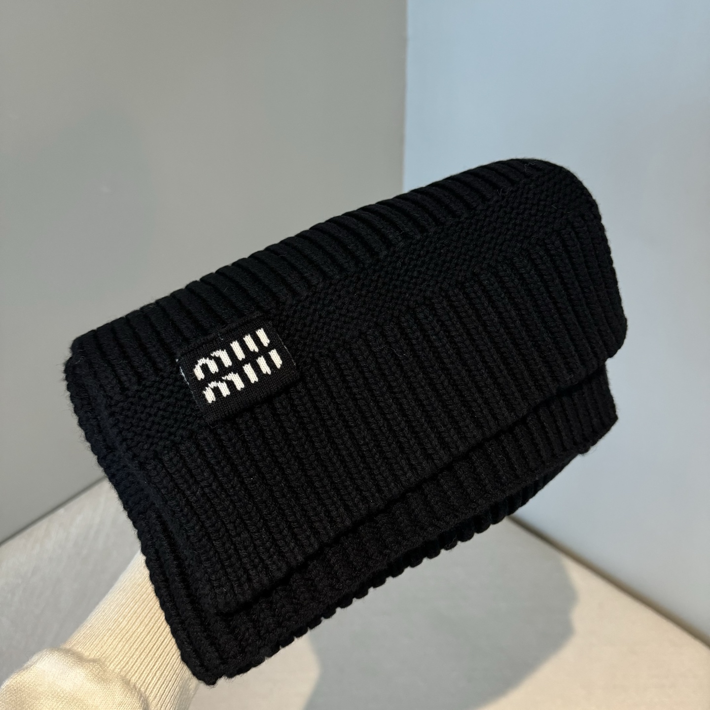 miumiu男女同款 又保暖又有质感的羊绒围巾，温暖一整个冬天，毛茸茸的好温暖，秋冬氛围感拉满，高级又好