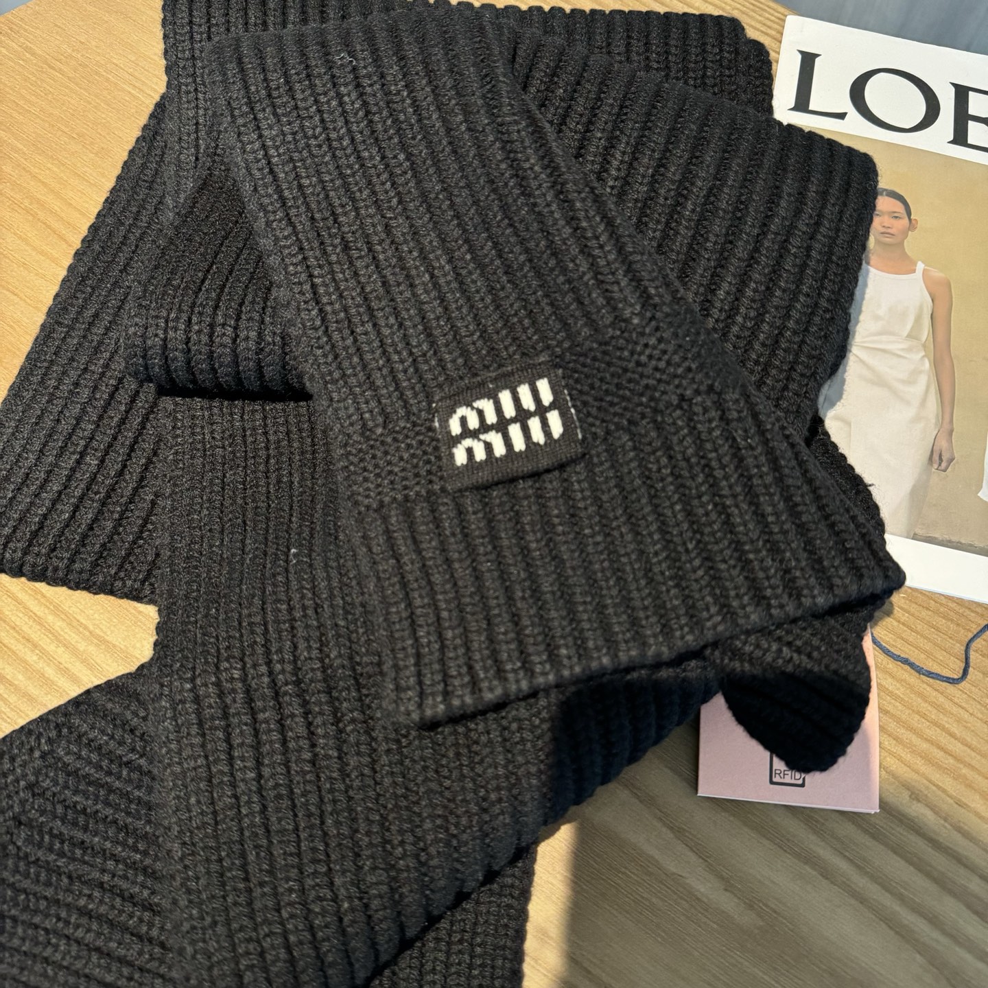 miumiu男女同款 又保暖又有质感的羊绒围巾，温暖一整个冬天，毛茸茸的好温暖，秋冬氛围感拉满，高级又好