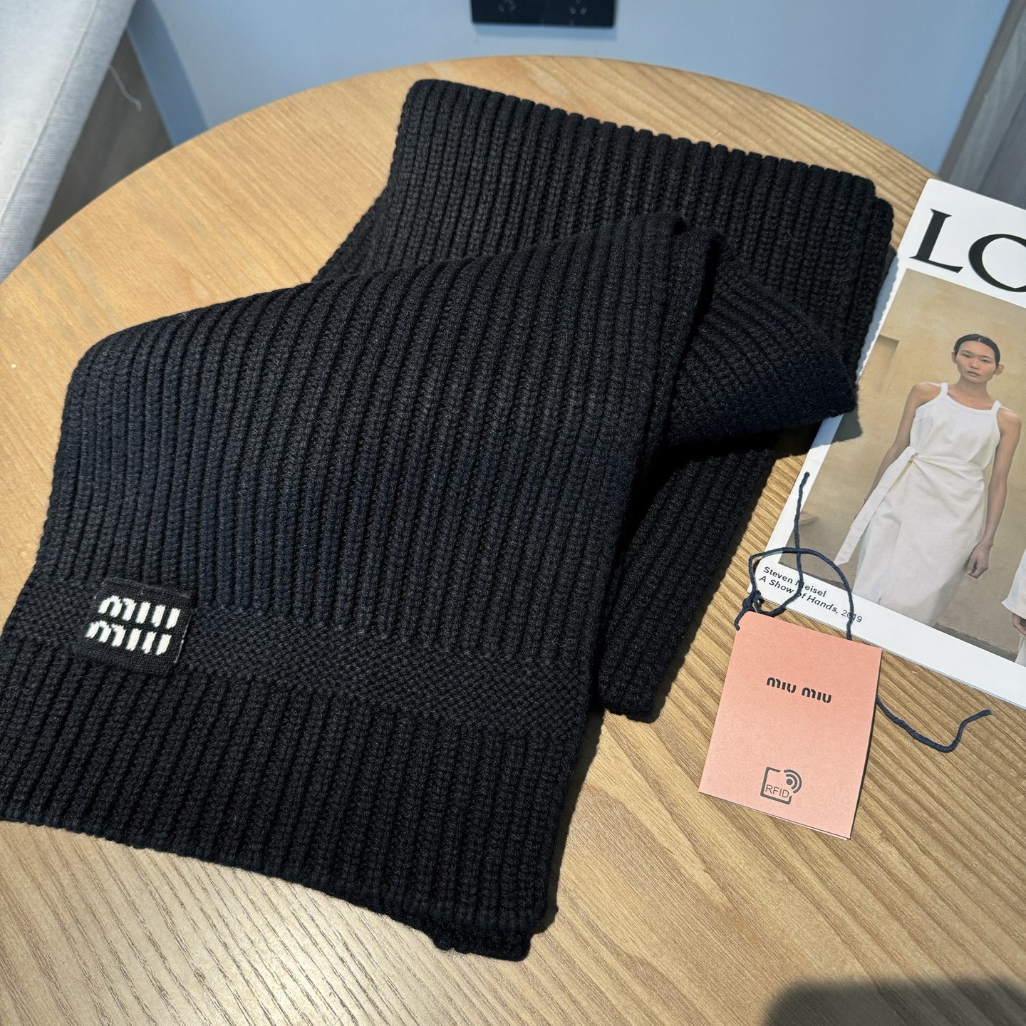 miumiu男女同款 又保暖又有质感的羊绒围巾，温暖一整个冬天，毛茸茸的好温暖，秋冬氛围感拉满，高级又好