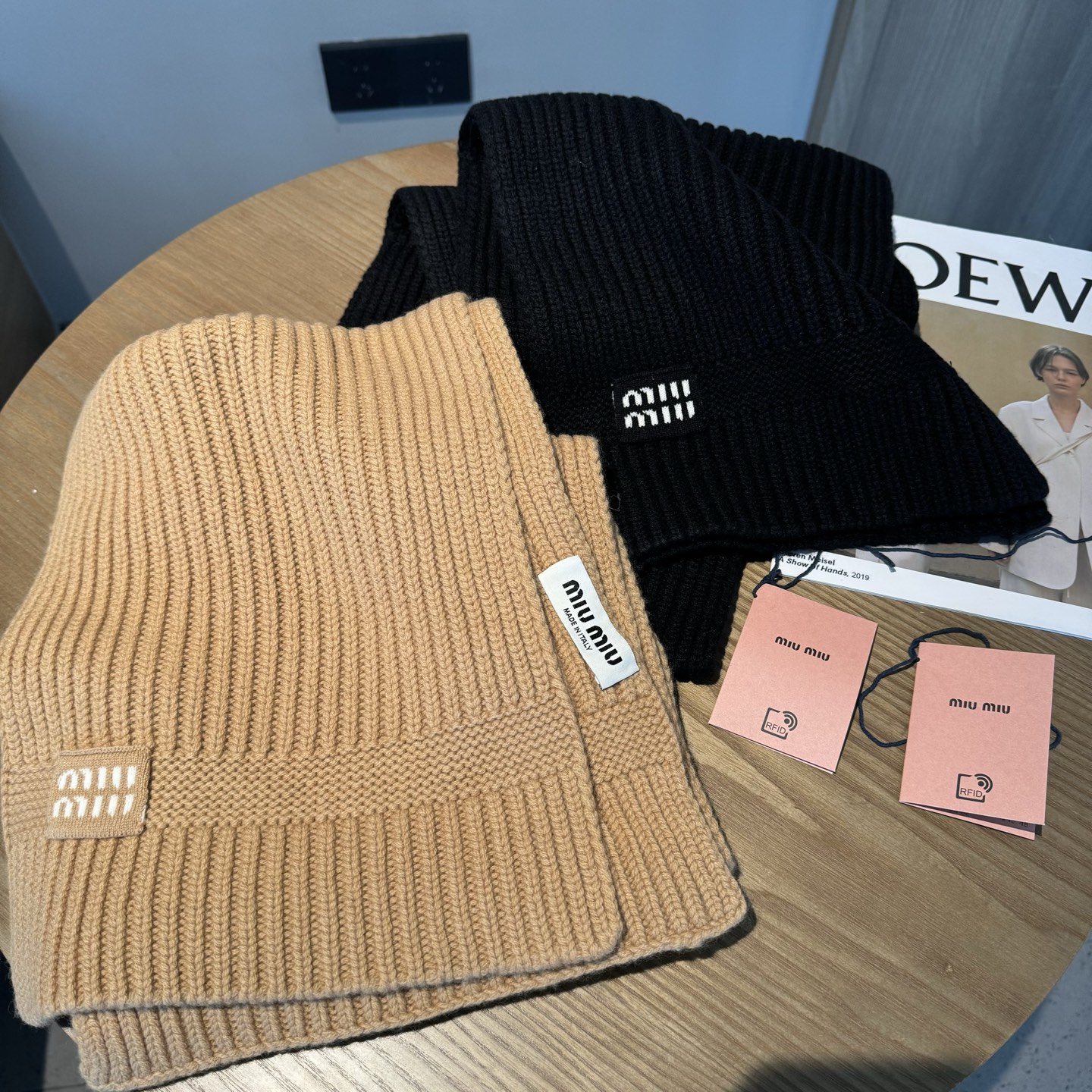 miumiu男女同款 又保暖又有质感的羊绒围巾，温暖一整个冬天，毛茸茸的好温暖，秋冬氛围感拉满，高级又好