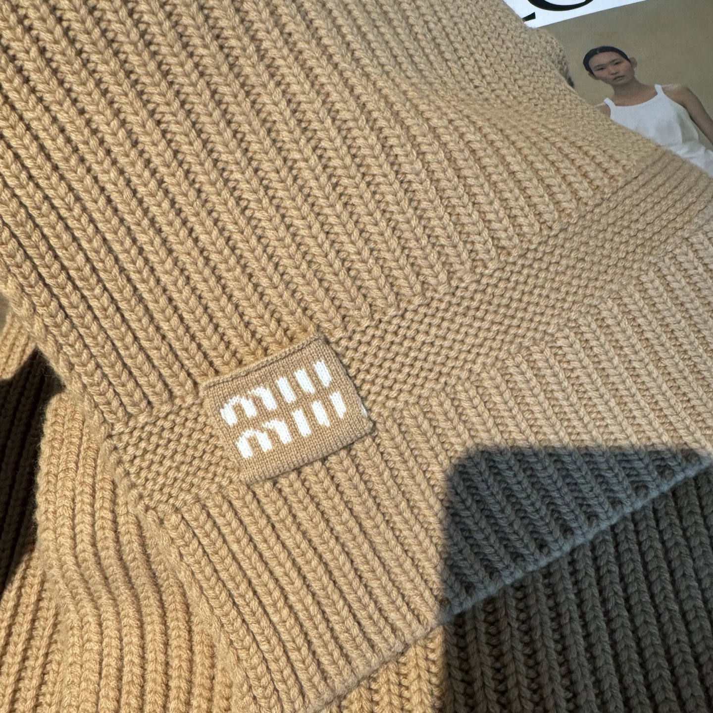 miumiu男女同款 又保暖又有质感的羊绒围巾，温暖一整个冬天，毛茸茸的好温暖，秋冬氛围感拉满，高级又好