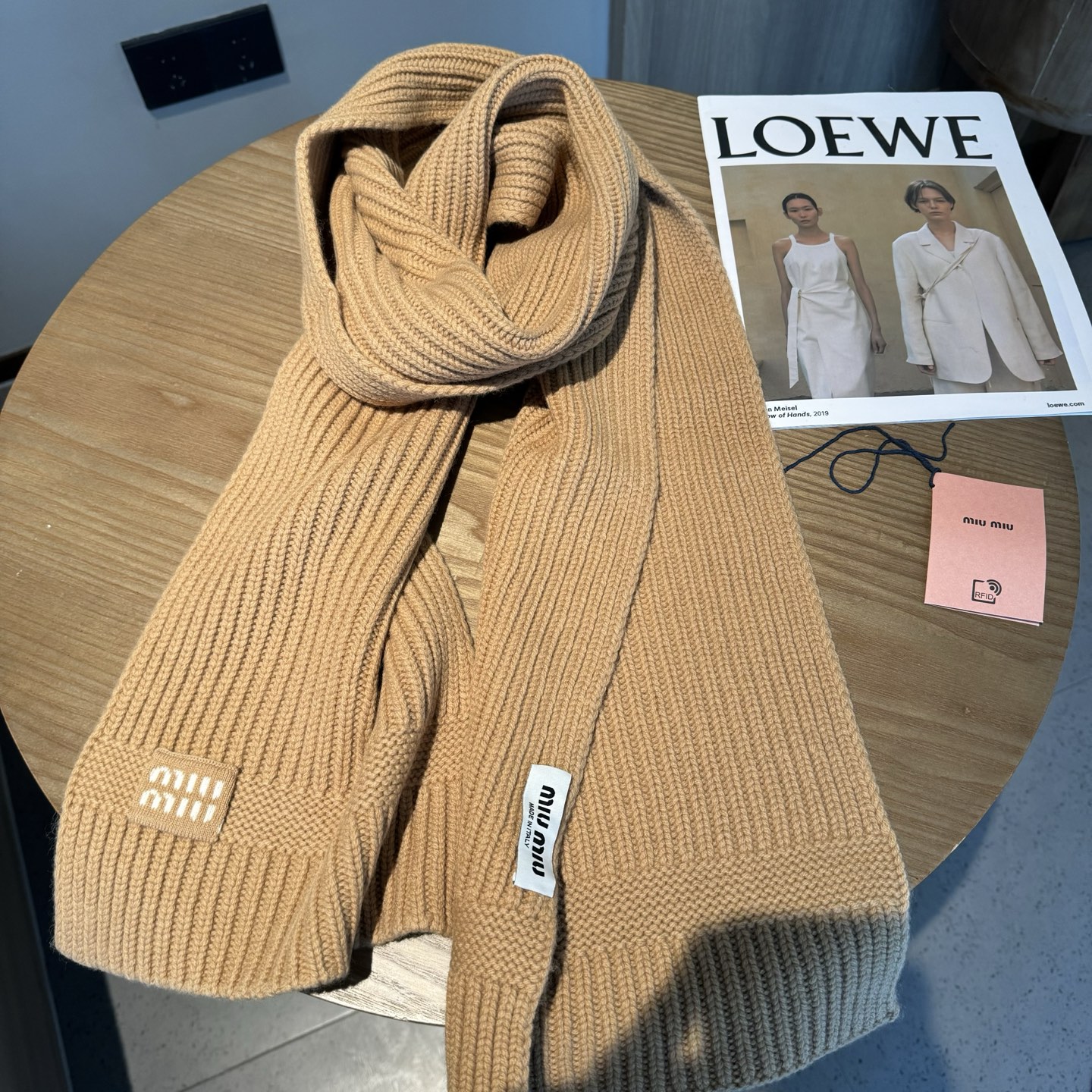 miumiu男女同款 又保暖又有质感的羊绒围巾，温暖一整个冬天，毛茸茸的好温暖，秋冬氛围感拉满，高级又好
