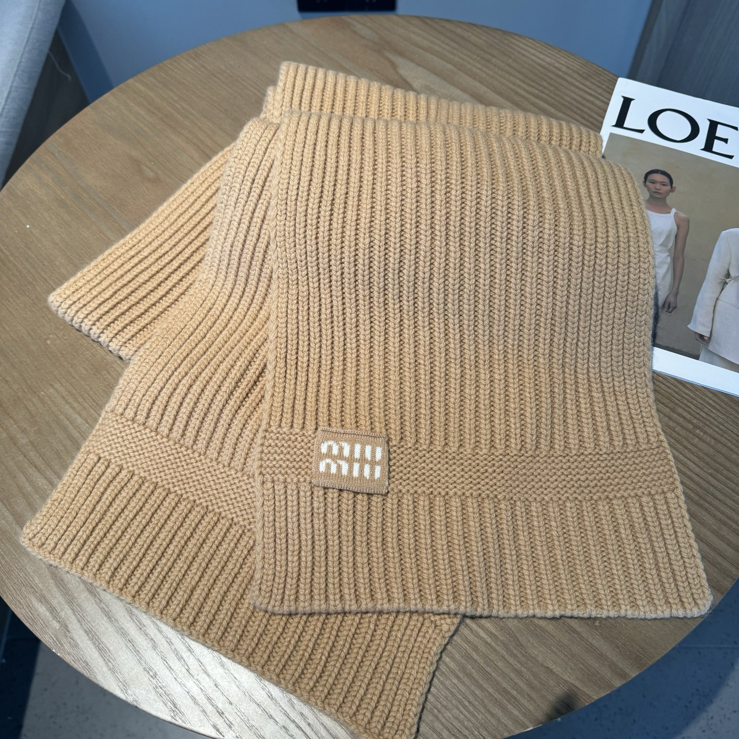 miumiu男女同款 又保暖又有质感的羊绒围巾，温暖一整个冬天，毛茸茸的好温暖，秋冬氛围感拉满，高级又好