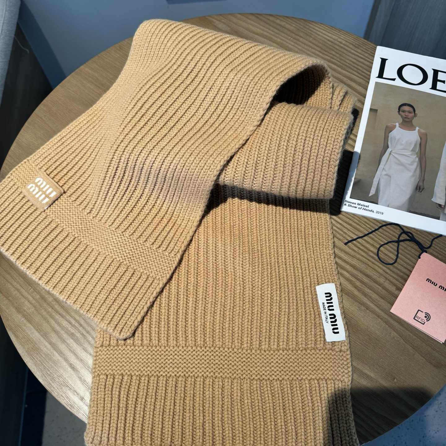 miumiu男女同款 又保暖又有质感的羊绒围巾，温暖一整个冬天，毛茸茸的好温暖，秋冬氛围感拉满，高级又好