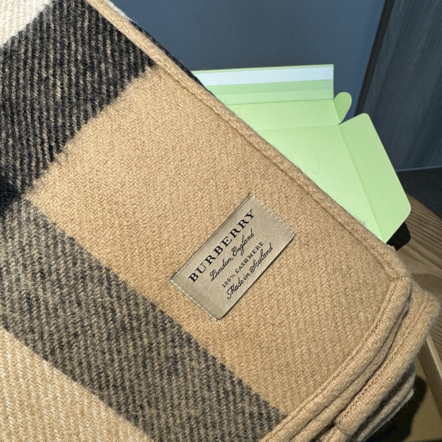 𝐁𝐔𝐑𝐁𝐄𝐑𝐑𝐘斗篷🆕 双面双色格纹羊绒披肩，不规则剪裁，均码，模特162的效果图精制披肩，选用柔软的羊