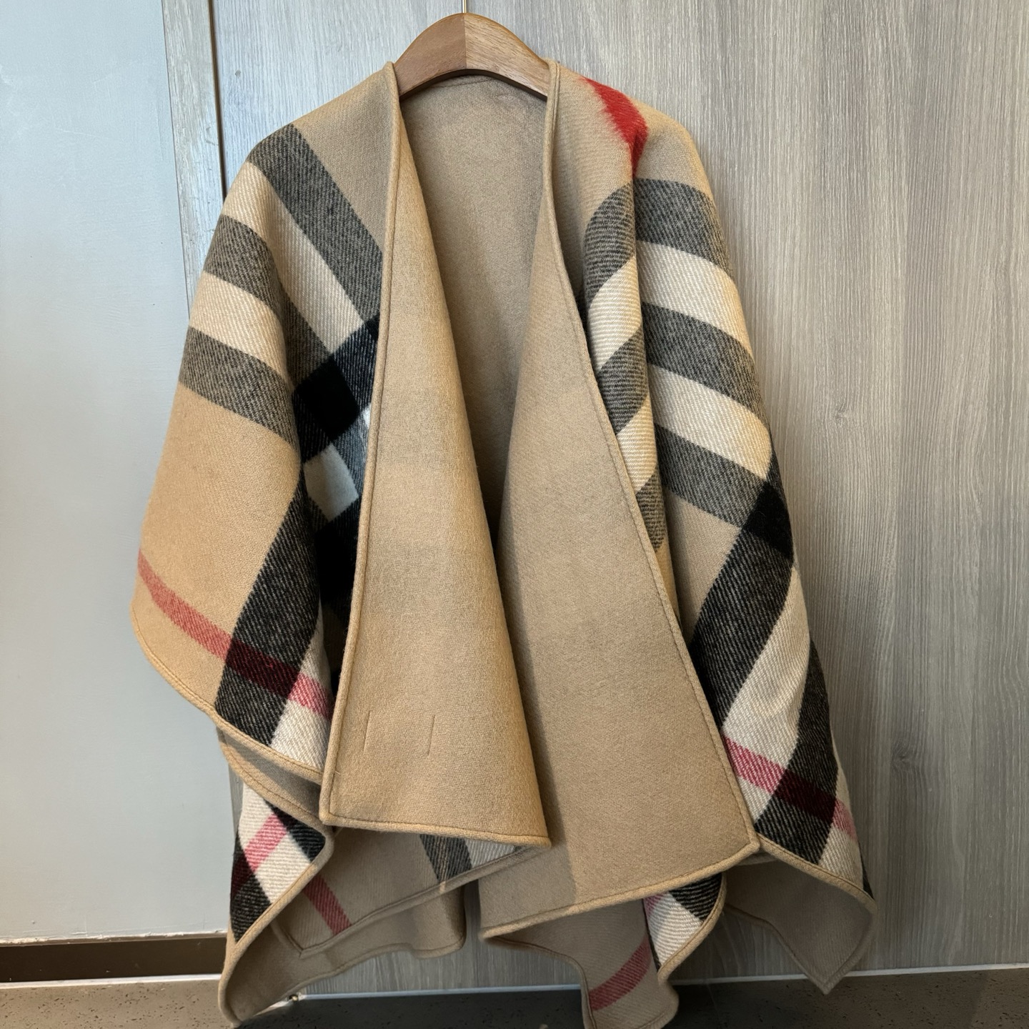 𝐁𝐔𝐑𝐁𝐄𝐑𝐑𝐘斗篷🆕 双面双色格纹羊绒披肩，不规则剪裁，均码，模特162的效果图精制披肩，选用柔软的羊