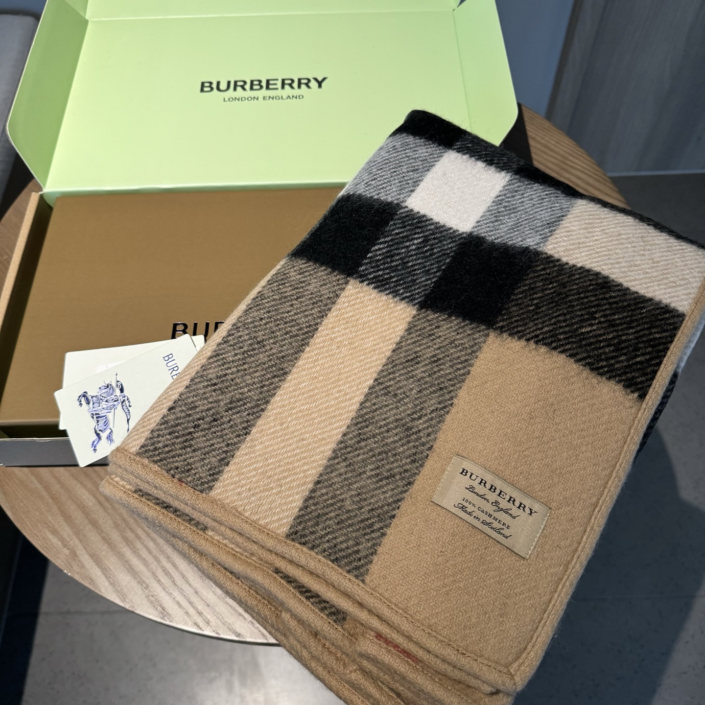 𝐁𝐔𝐑𝐁𝐄𝐑𝐑𝐘斗篷🆕 双面双色格纹羊绒披肩，不规则剪裁，均码，模特162的效果图精制披肩，选用柔软的羊