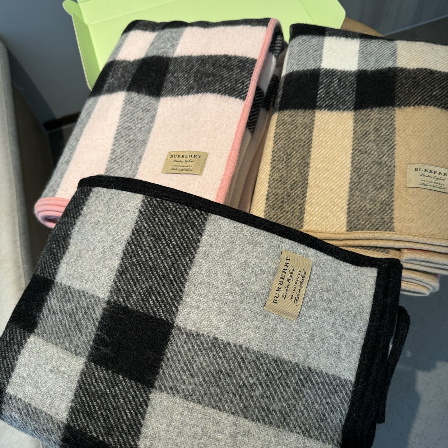 𝐁𝐔𝐑𝐁𝐄𝐑𝐑𝐘斗篷🆕 双面双色格纹羊绒披肩，不规则剪裁，均码，模特162的效果图精制披肩，选用柔软的羊