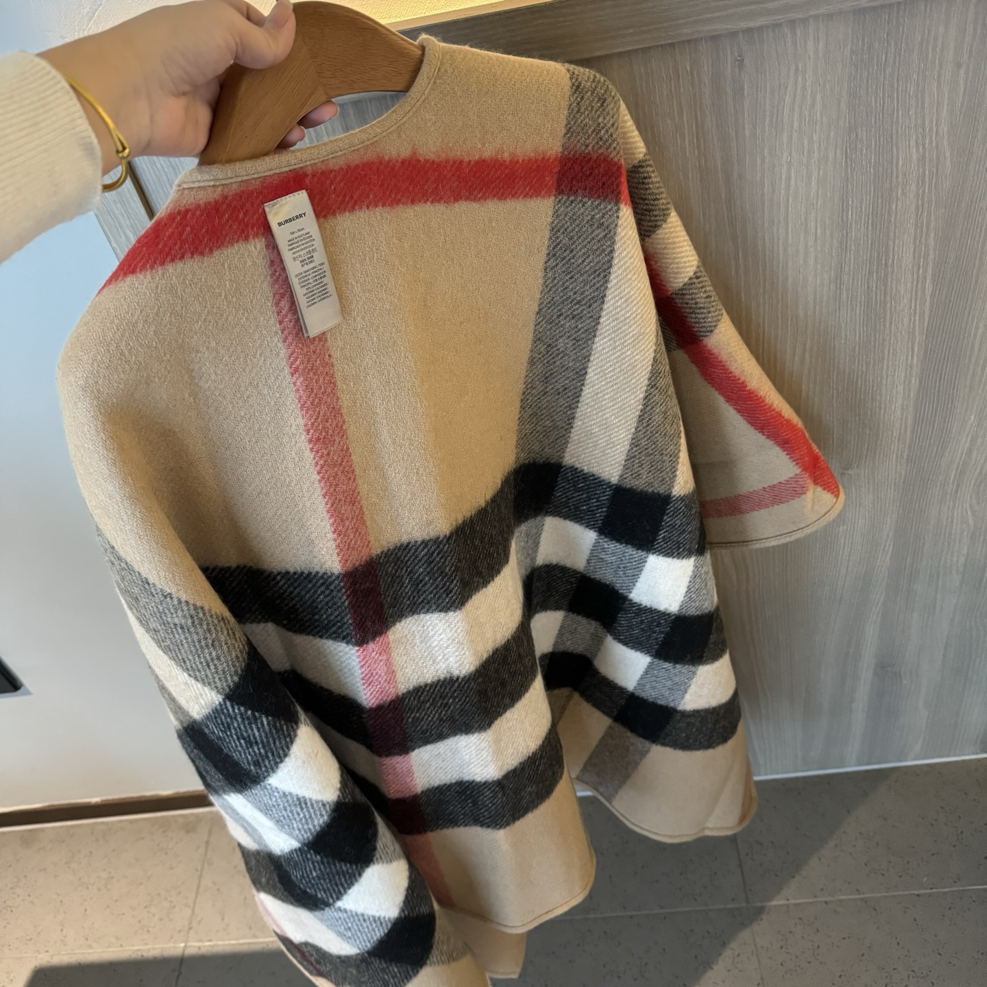 𝐁𝐔𝐑𝐁𝐄𝐑𝐑𝐘斗篷🆕 双面双色格纹羊绒披肩，不规则剪裁，均码，模特162的效果图精制披肩，选用柔软的羊