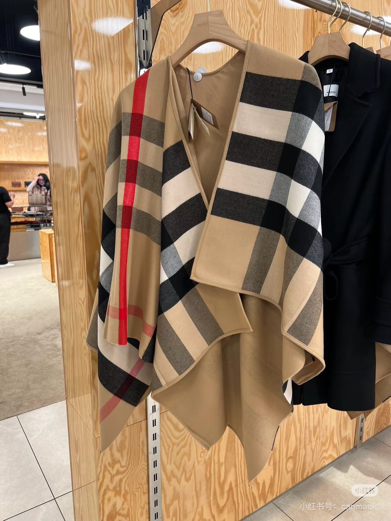 𝐁𝐔𝐑𝐁𝐄𝐑𝐑𝐘斗篷🆕 双面双色格纹羊绒披肩，不规则剪裁，均码，模特162的效果图精制披肩，选用柔软的羊