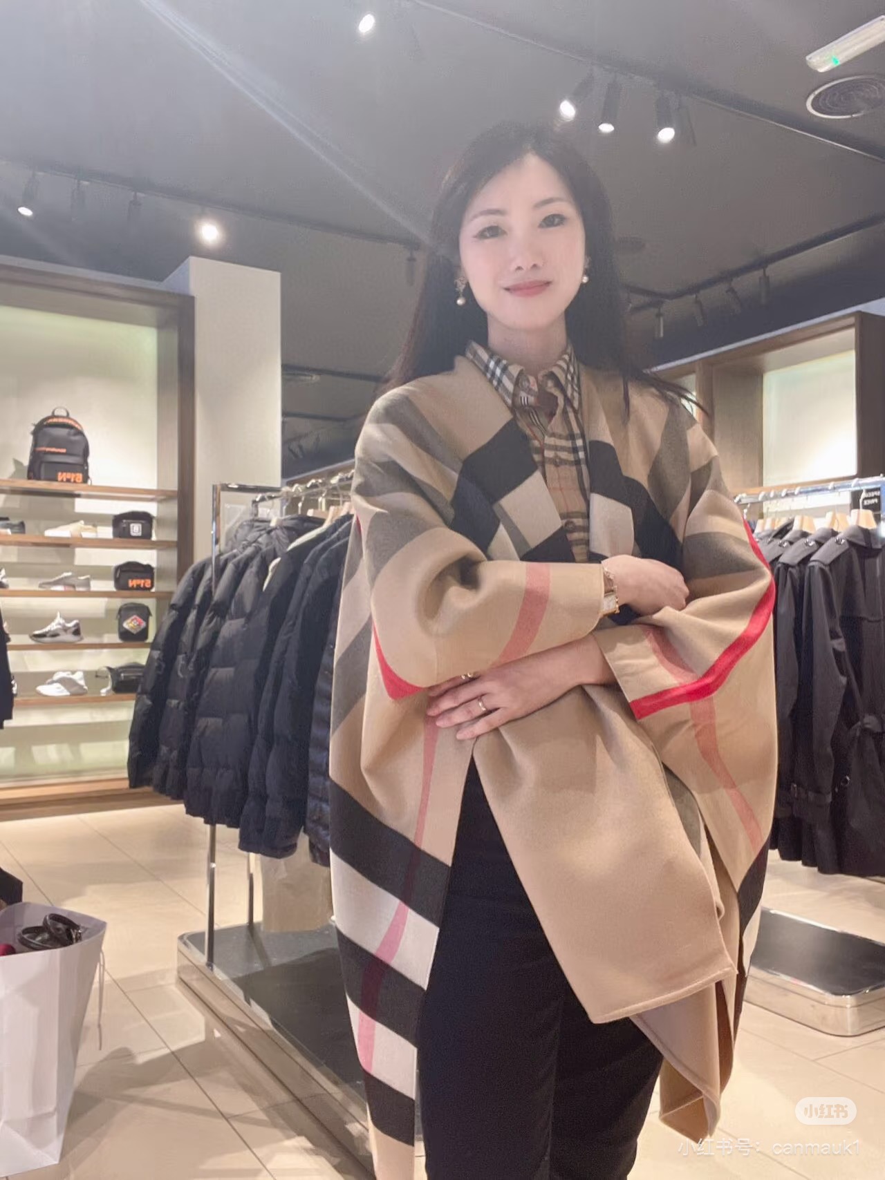 𝐁𝐔𝐑𝐁𝐄𝐑𝐑𝐘斗篷🆕 双面双色格纹羊绒披肩，不规则剪裁，均码，模特162的效果图精制披肩，选用柔软的羊