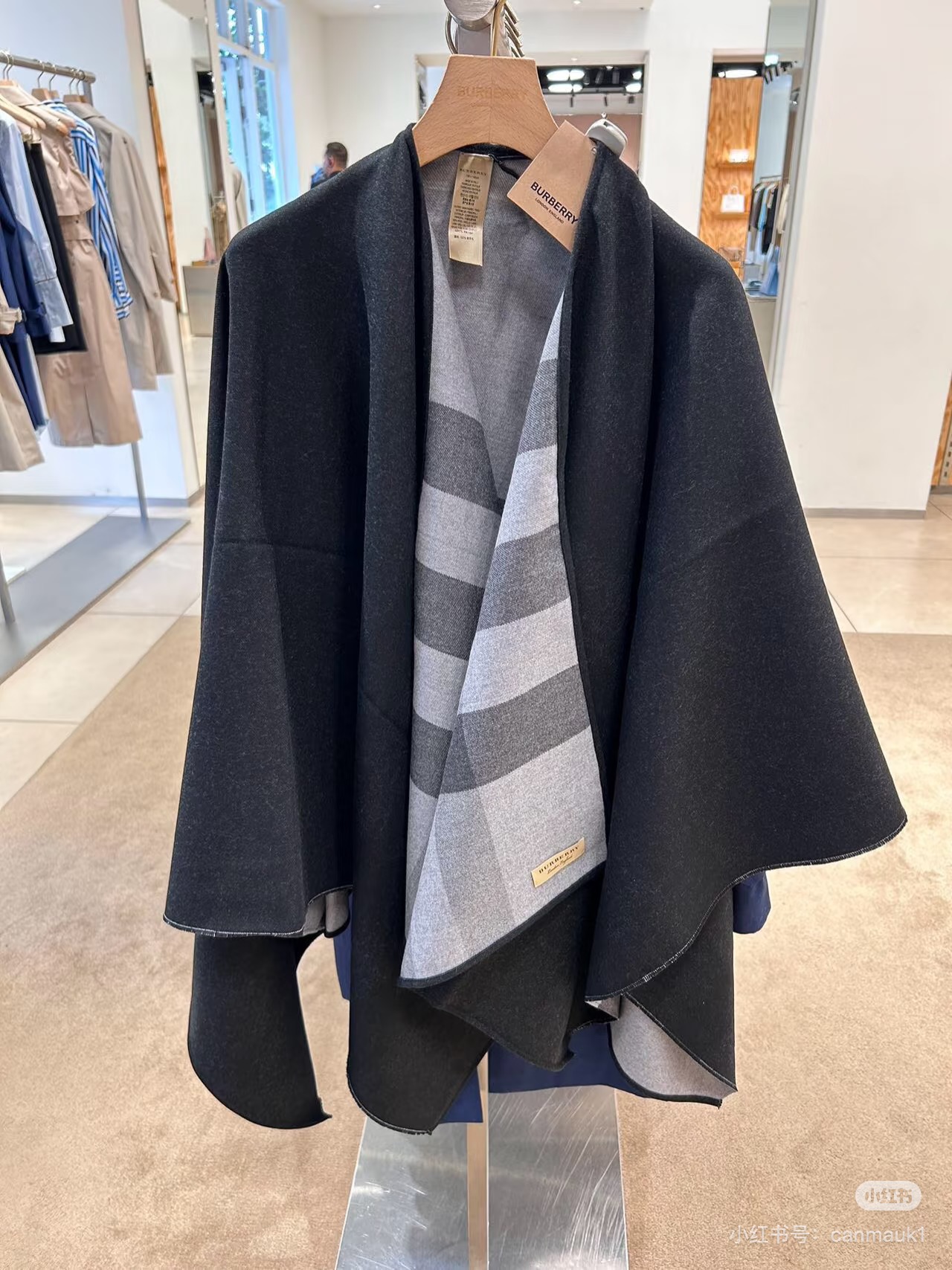 𝐁𝐔𝐑𝐁𝐄𝐑𝐑𝐘斗篷🆕 双面双色格纹羊绒披肩，不规则剪裁，均码，模特162的效果图精制披肩，选用柔软的羊