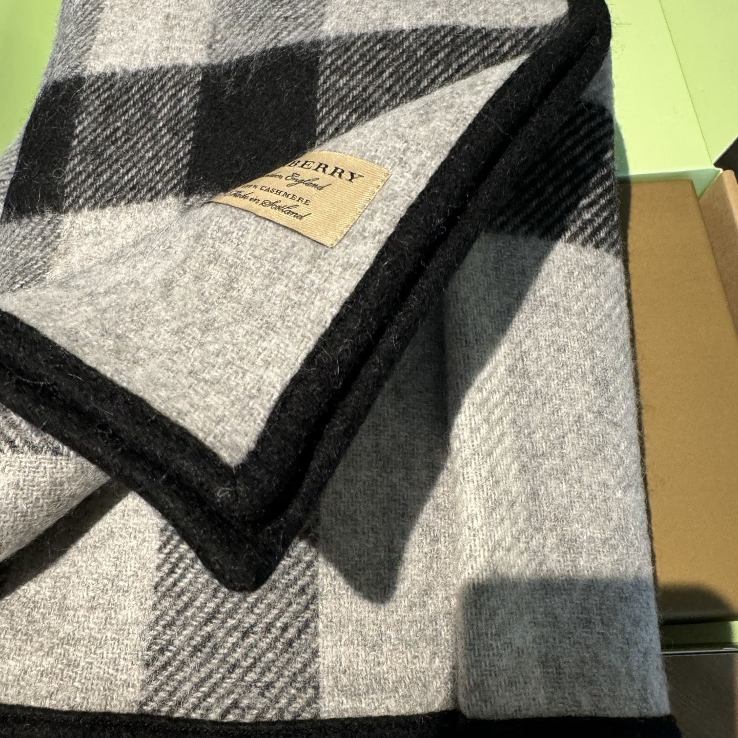 𝐁𝐔𝐑𝐁𝐄𝐑𝐑𝐘斗篷🆕 双面双色格纹羊绒披肩，不规则剪裁，均码，模特162的效果图精制披肩，选用柔软的羊