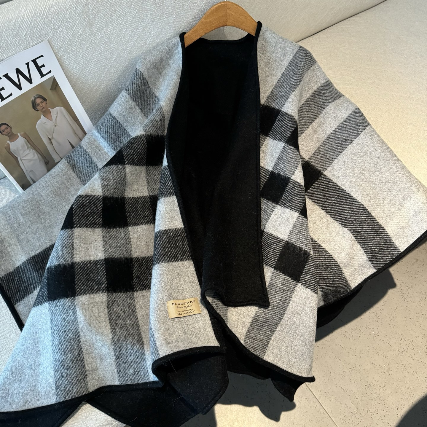 𝐁𝐔𝐑𝐁𝐄𝐑𝐑𝐘斗篷🆕 双面双色格纹羊绒披肩，不规则剪裁，均码，模特162的效果图精制披肩，选用柔软的羊