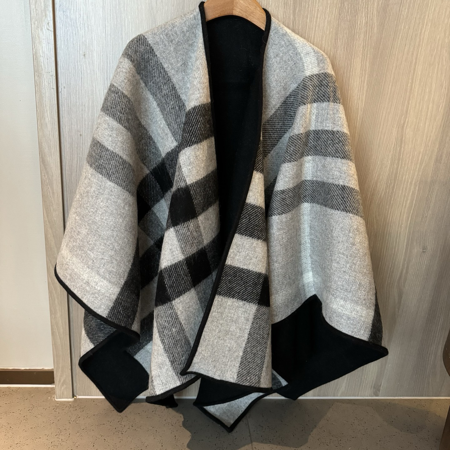 𝐁𝐔𝐑𝐁𝐄𝐑𝐑𝐘斗篷🆕 双面双色格纹羊绒披肩，不规则剪裁，均码，模特162的效果图精制披肩，选用柔软的羊