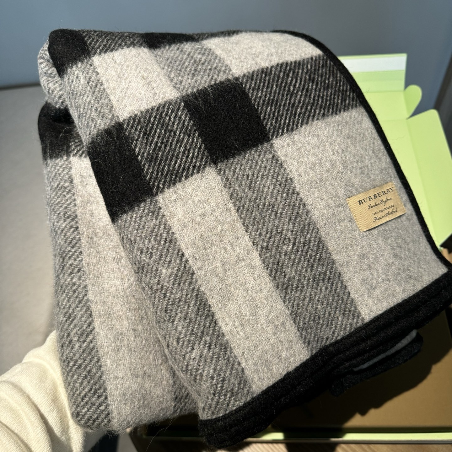 𝐁𝐔𝐑𝐁𝐄𝐑𝐑𝐘斗篷🆕 双面双色格纹羊绒披肩，不规则剪裁，均码，模特162的效果图精制披肩，选用柔软的羊