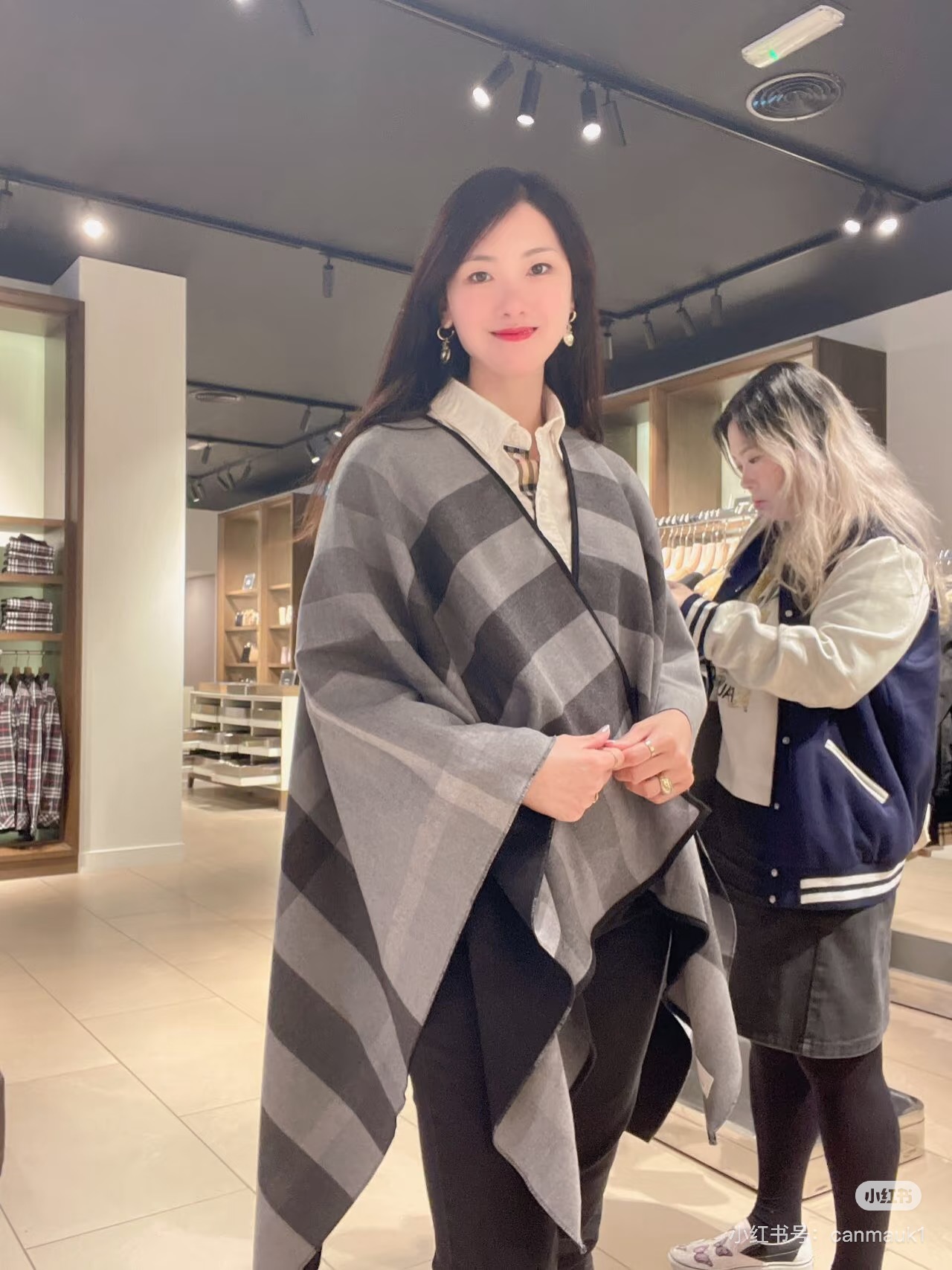 𝐁𝐔𝐑𝐁𝐄𝐑𝐑𝐘斗篷🆕 双面双色格纹羊绒披肩，不规则剪裁，均码，模特162的效果图精制披肩，选用柔软的羊