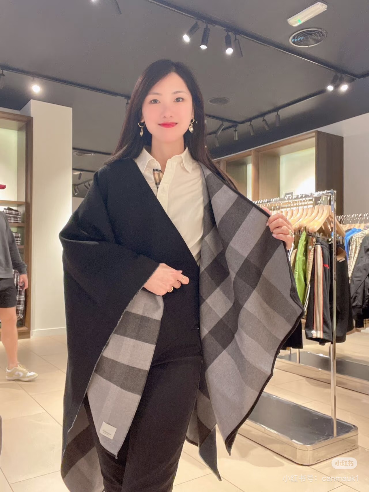 𝐁𝐔𝐑𝐁𝐄𝐑𝐑𝐘斗篷🆕 双面双色格纹羊绒披肩，不规则剪裁，均码，模特162的效果图精制披肩，选用柔软的羊