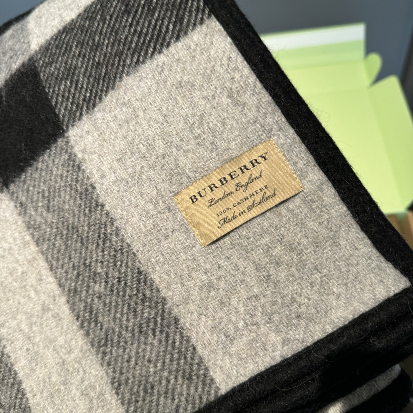 𝐁𝐔𝐑𝐁𝐄𝐑𝐑𝐘斗篷🆕 双面双色格纹羊绒披肩，不规则剪裁，均码，模特162的效果图精制披肩，选用柔软的羊