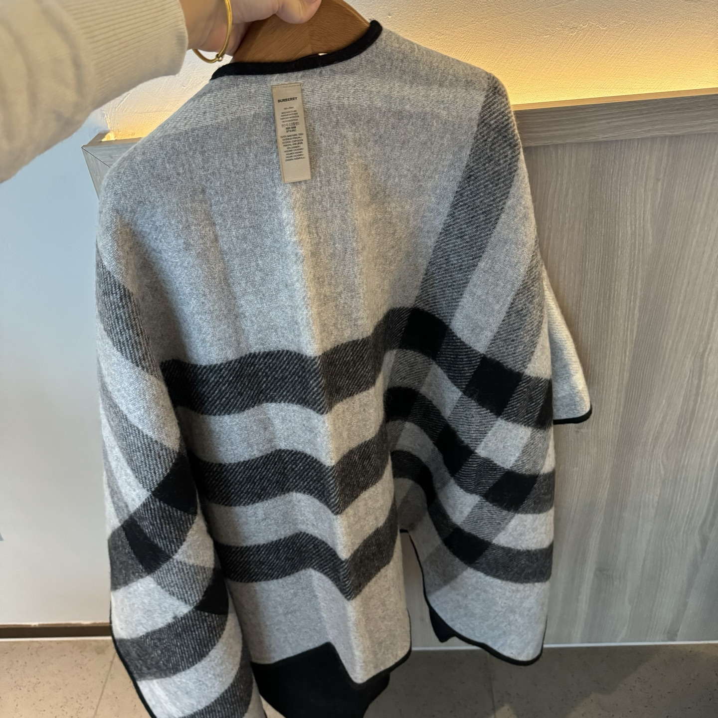 𝐁𝐔𝐑𝐁𝐄𝐑𝐑𝐘斗篷🆕 双面双色格纹羊绒披肩，不规则剪裁，均码，模特162的效果图精制披肩，选用柔软的羊