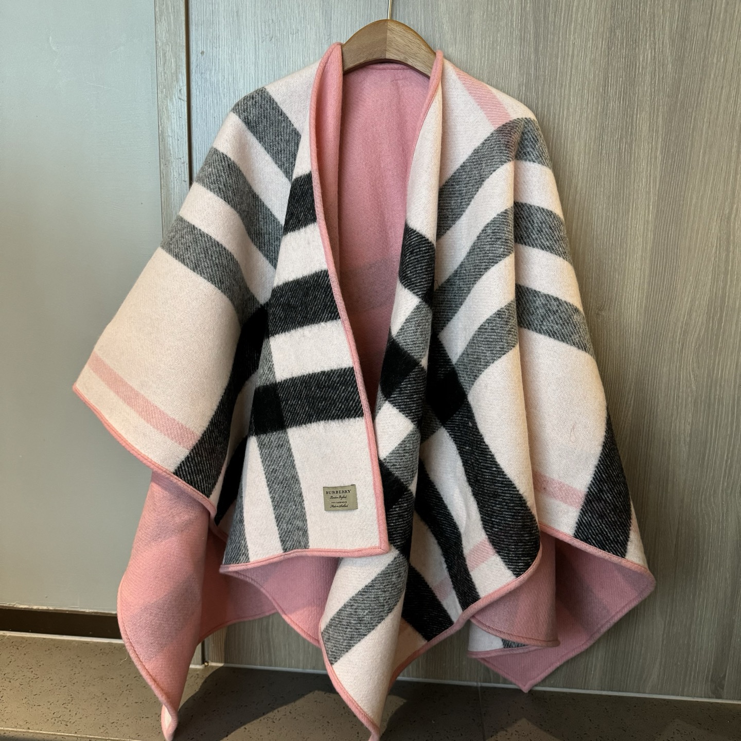𝐁𝐔𝐑𝐁𝐄𝐑𝐑𝐘斗篷🆕 双面双色格纹羊绒披肩，不规则剪裁，均码，模特162的效果图精制披肩，选用柔软的羊
