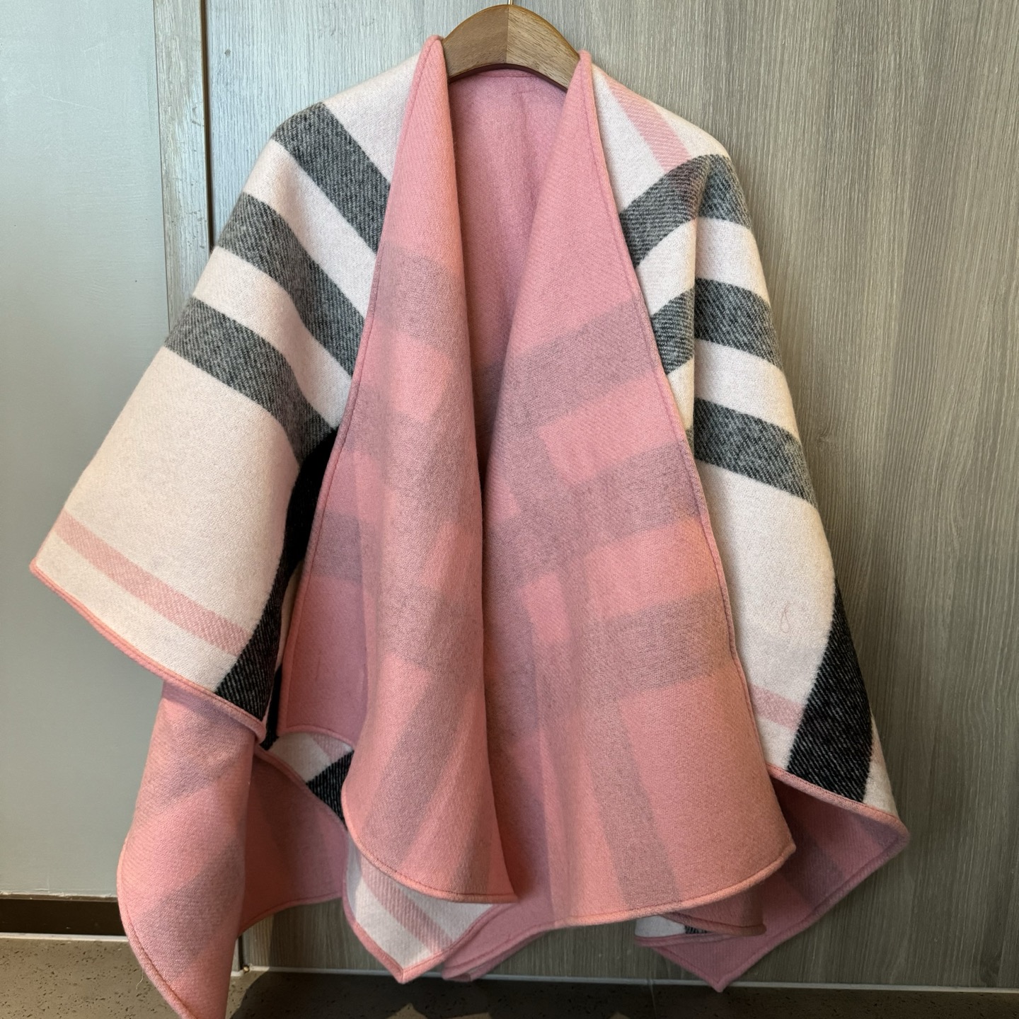 𝐁𝐔𝐑𝐁𝐄𝐑𝐑𝐘斗篷🆕 双面双色格纹羊绒披肩，不规则剪裁，均码，模特162的效果图精制披肩，选用柔软的羊