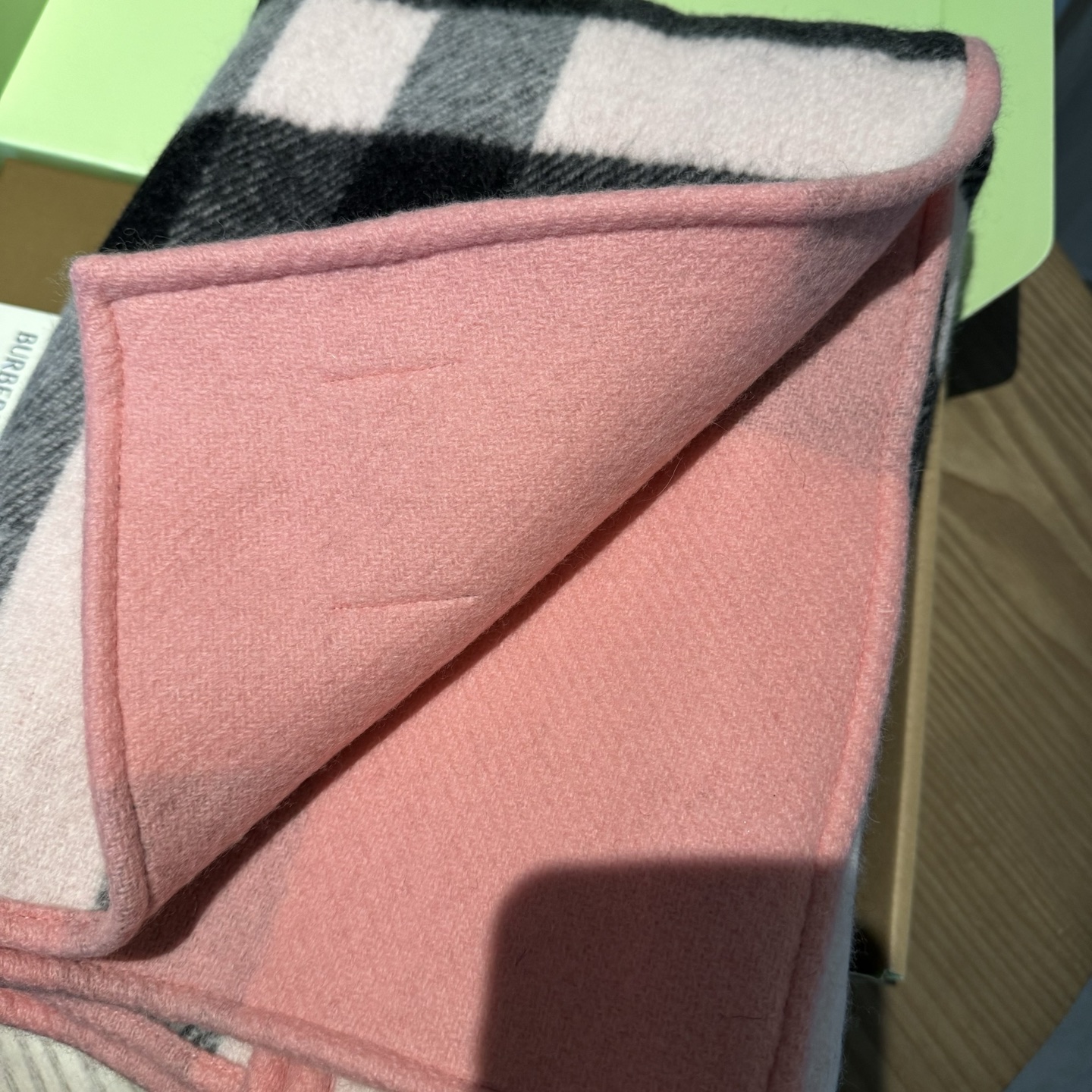 𝐁𝐔𝐑𝐁𝐄𝐑𝐑𝐘斗篷🆕 双面双色格纹羊绒披肩，不规则剪裁，均码，模特162的效果图精制披肩，选用柔软的羊