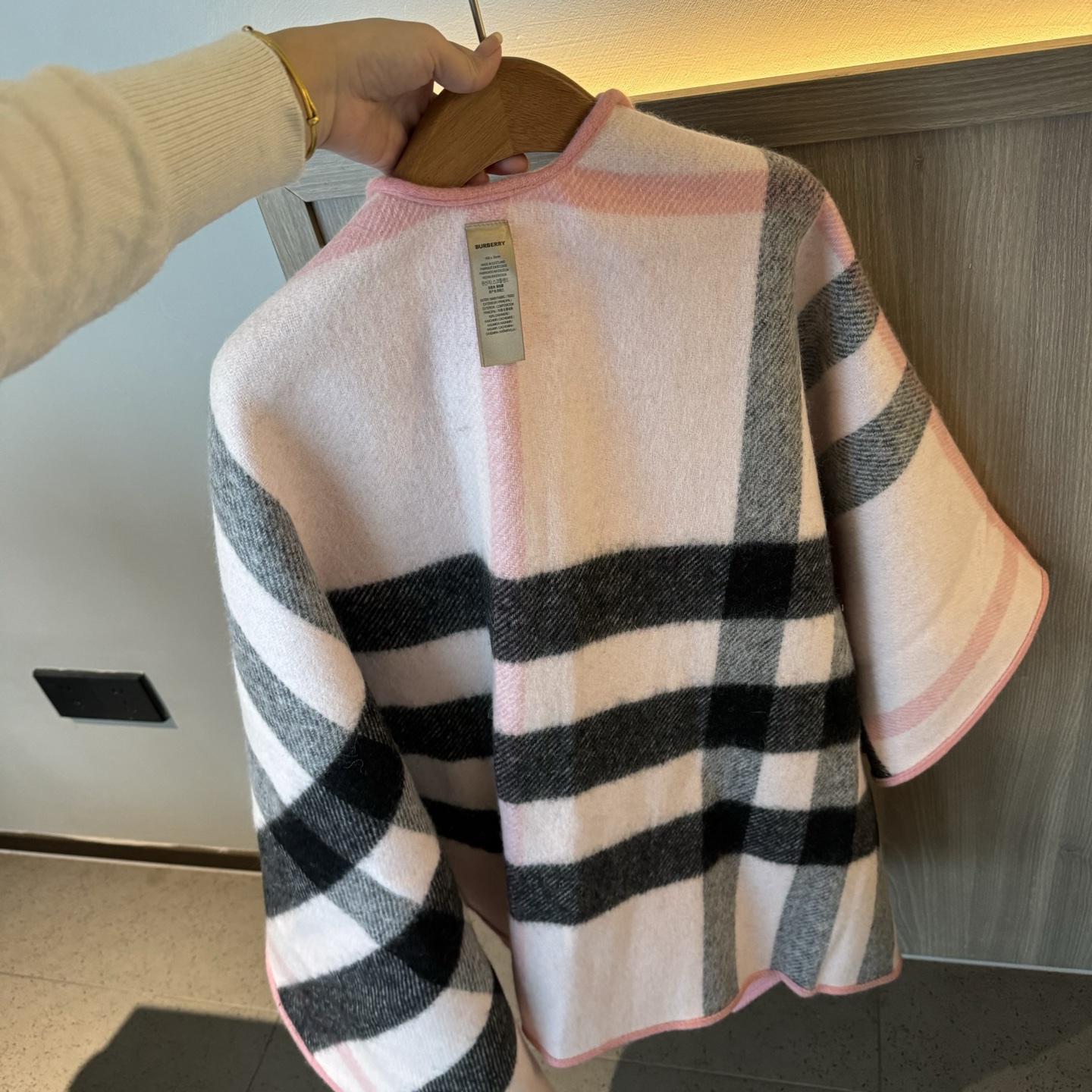 𝐁𝐔𝐑𝐁𝐄𝐑𝐑𝐘斗篷🆕 双面双色格纹羊绒披肩，不规则剪裁，均码，模特162的效果图精制披肩，选用柔软的羊