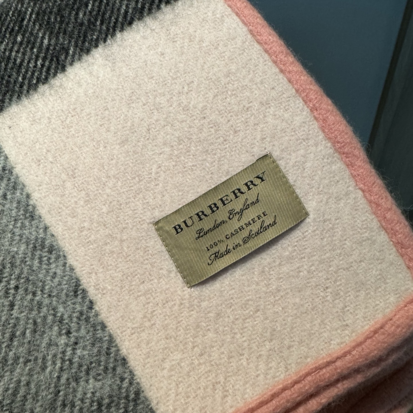 𝐁𝐔𝐑𝐁𝐄𝐑𝐑𝐘斗篷🆕 双面双色格纹羊绒披肩，不规则剪裁，均码，模特162的效果图精制披肩，选用柔软的羊