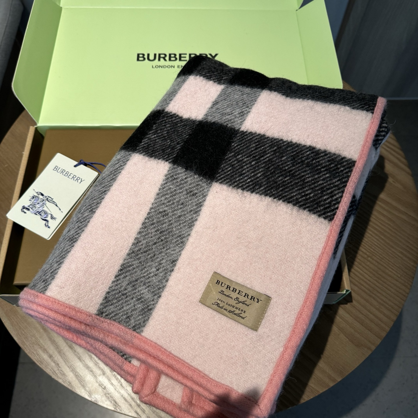 𝐁𝐔𝐑𝐁𝐄𝐑𝐑𝐘斗篷🆕 双面双色格纹羊绒披肩，不规则剪裁，均码，模特162的效果图精制披肩，选用柔软的羊